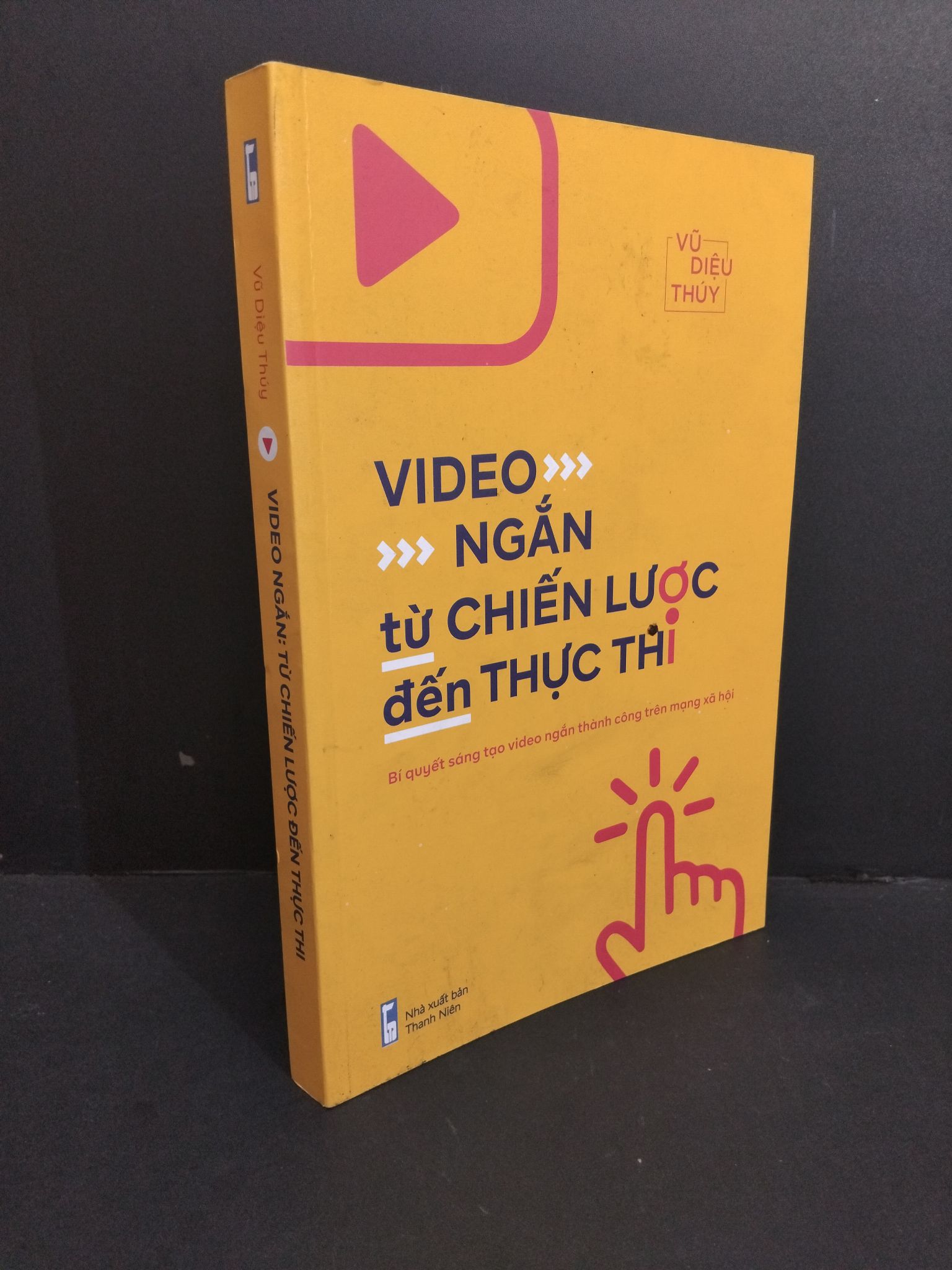 Video ngắn từ chiến lược đến thực thi (sách màu) mới 90% bẩn 2023 HCM2811 Vũ Diệu Thúy MARKETING KINH DOANH