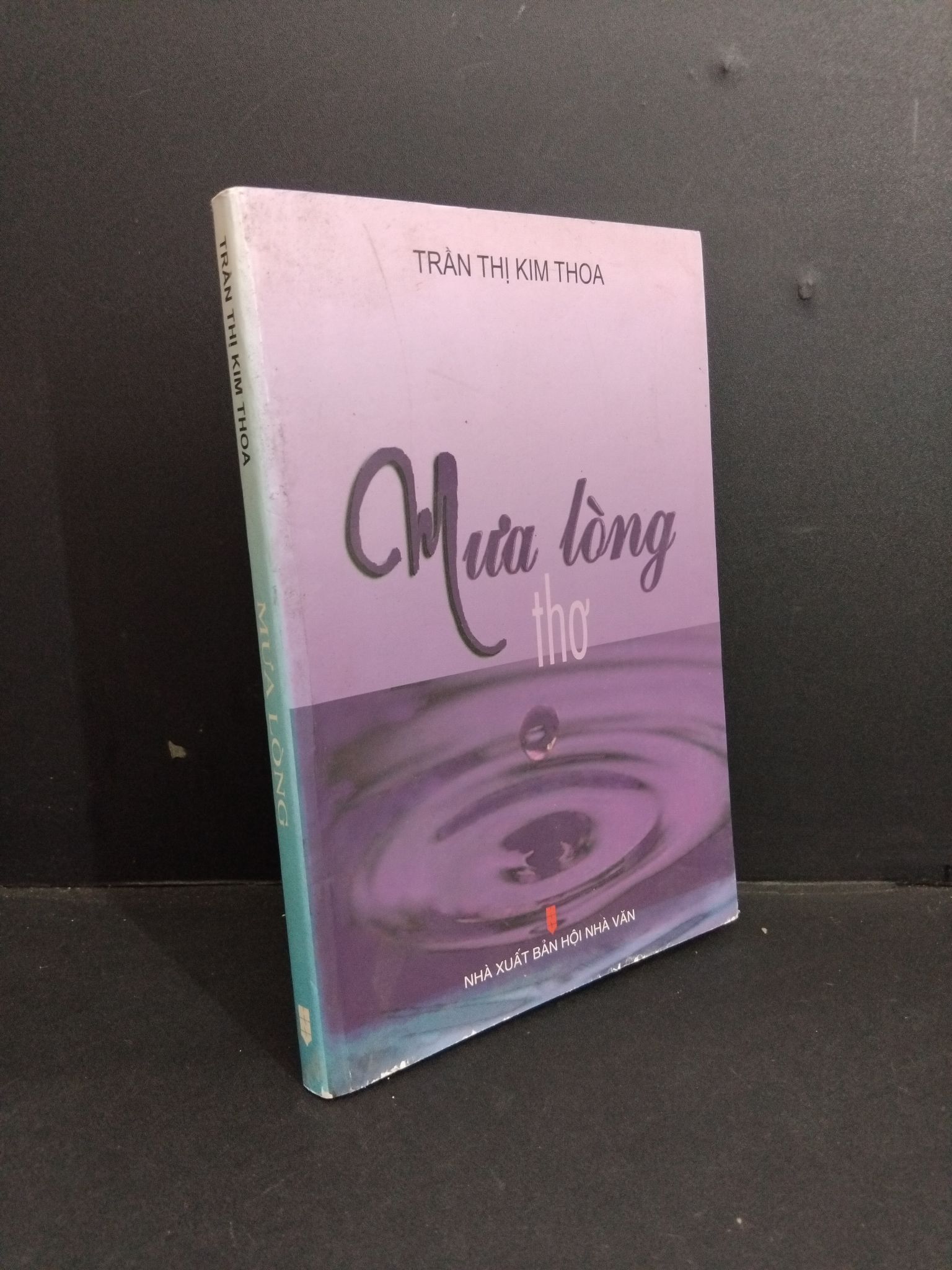 Mưa lòng mới 80% ố bẩn rách nhẹ bìa có chữ ký tác giả 2013 HCM2811 Trần Thị Kim Thoa VĂN HỌC