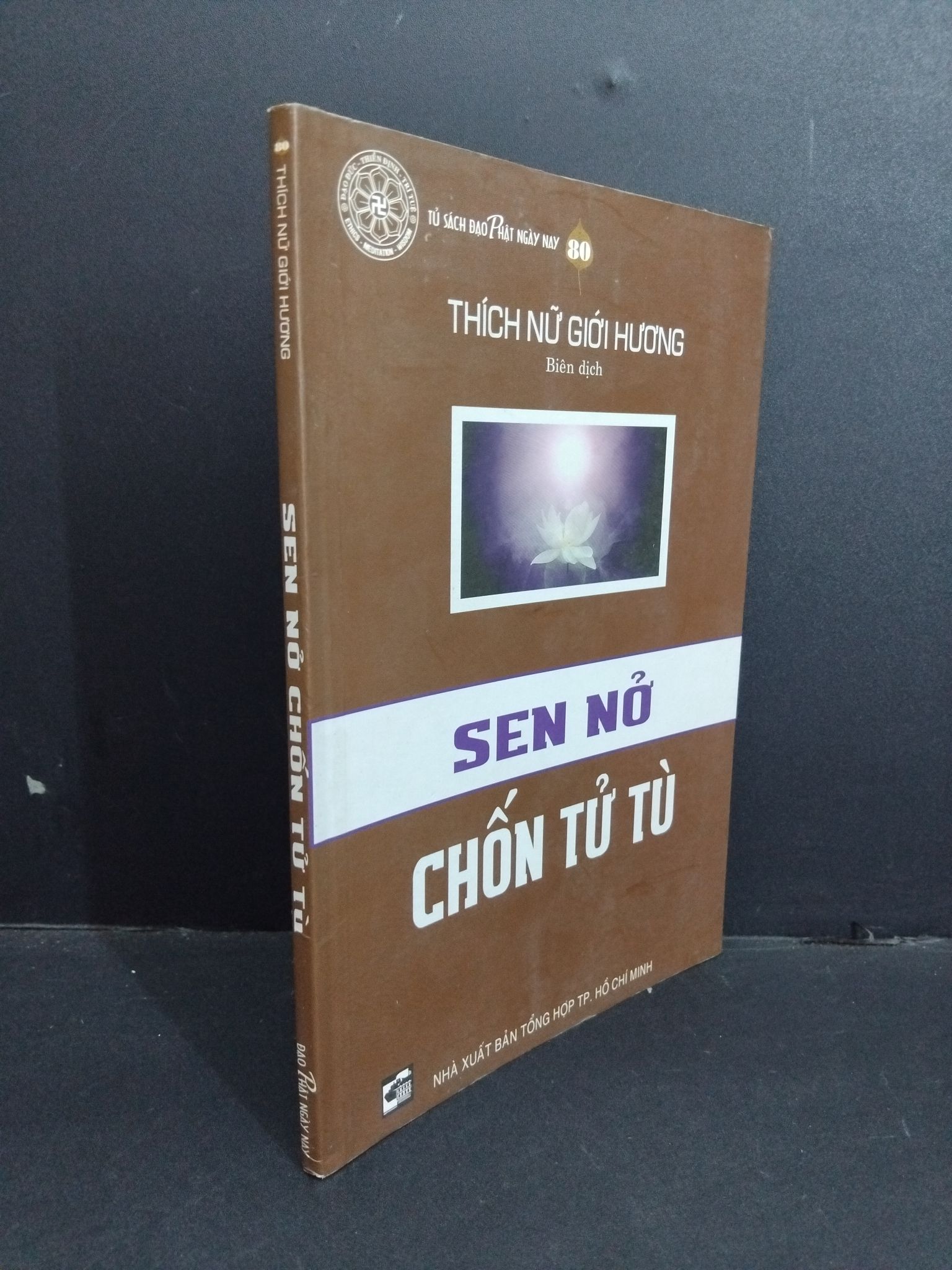 Sen nở chốn tử tù mới 80% ố ẩm nhẹ 2010 HCM2811 Thích Nữ Giới Hương TÂM LINH - TÔN GIÁO - THIỀN