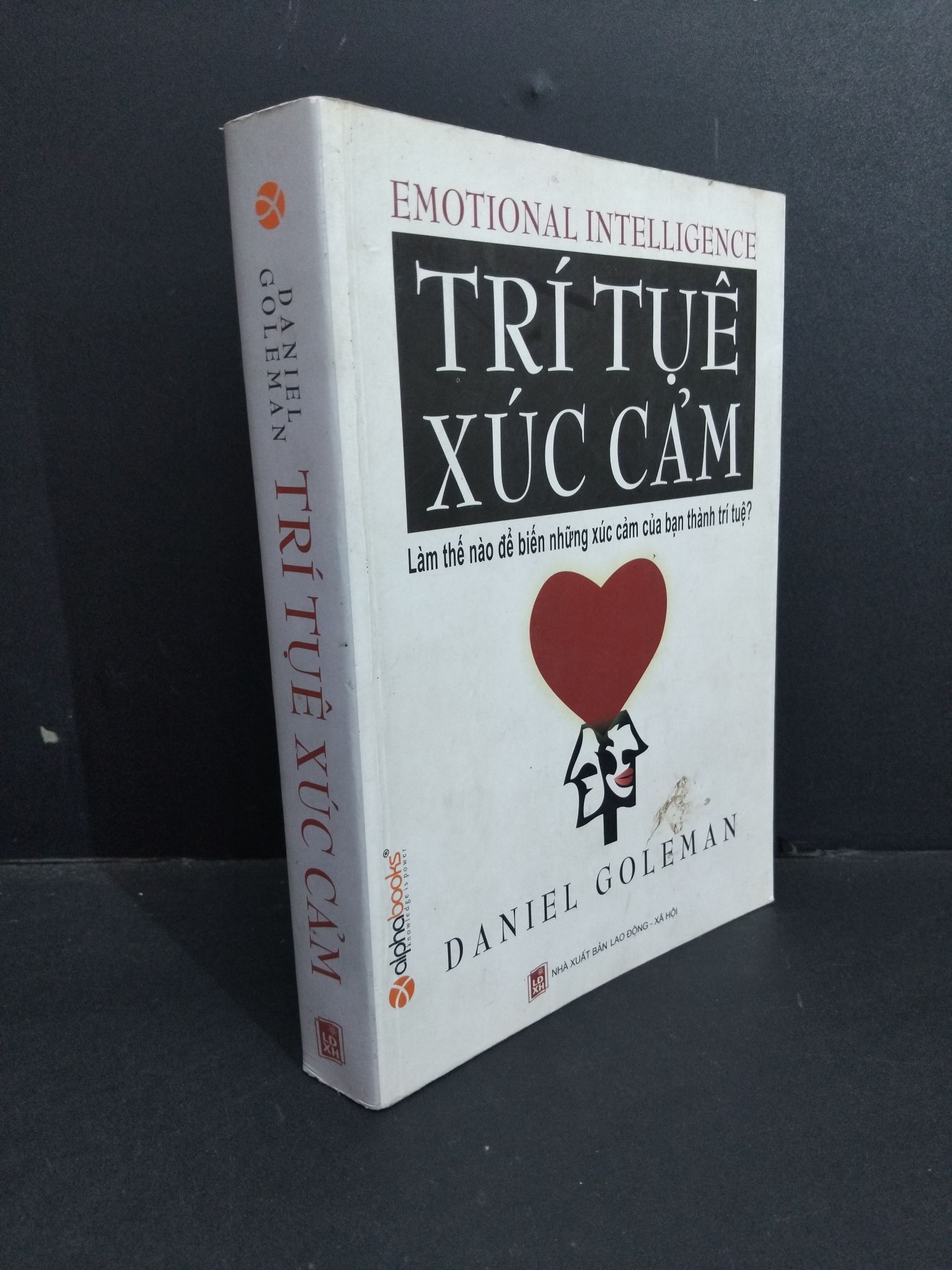 Trí tuệ xúc cảm mới 80% bẩn bìa, ố nhẹ, tróc gáy 2007 HCM2811 Daniel Goleman TÂM LÝ