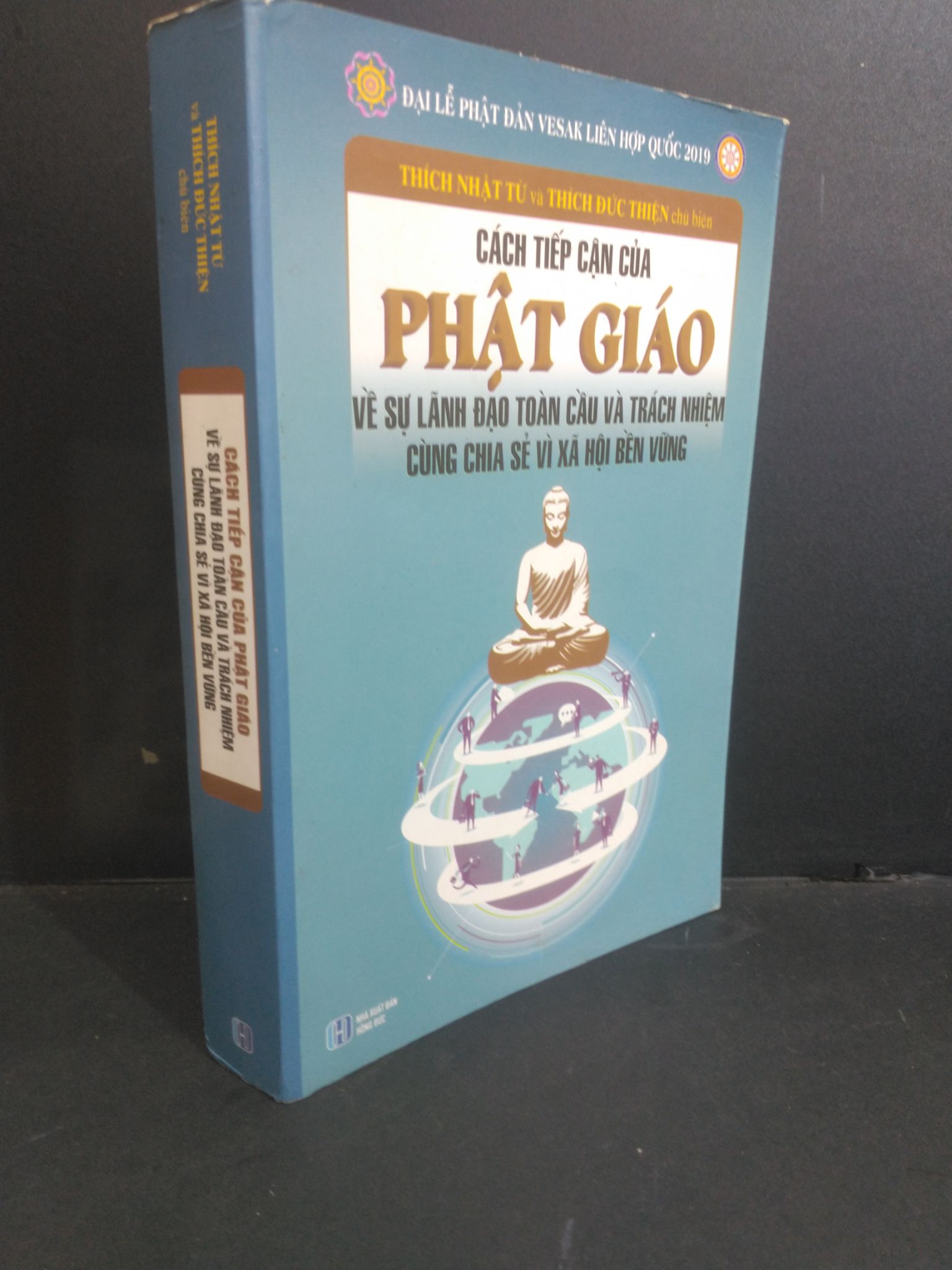 Cách tiếp cận của Phật Giáo về sự lãnh đạo toàn cầu và trách nhiệm cùng chia sẻ vì xã hội bền vững mới 70% bẩn bìa, ố, ẩm góc sách, tróc bìa, tróc gáy 2019 HCM2811 Thích Nhật Từ & Thích Đức Thiện TÂM LINH - TÔN GIÁO - THIỀN