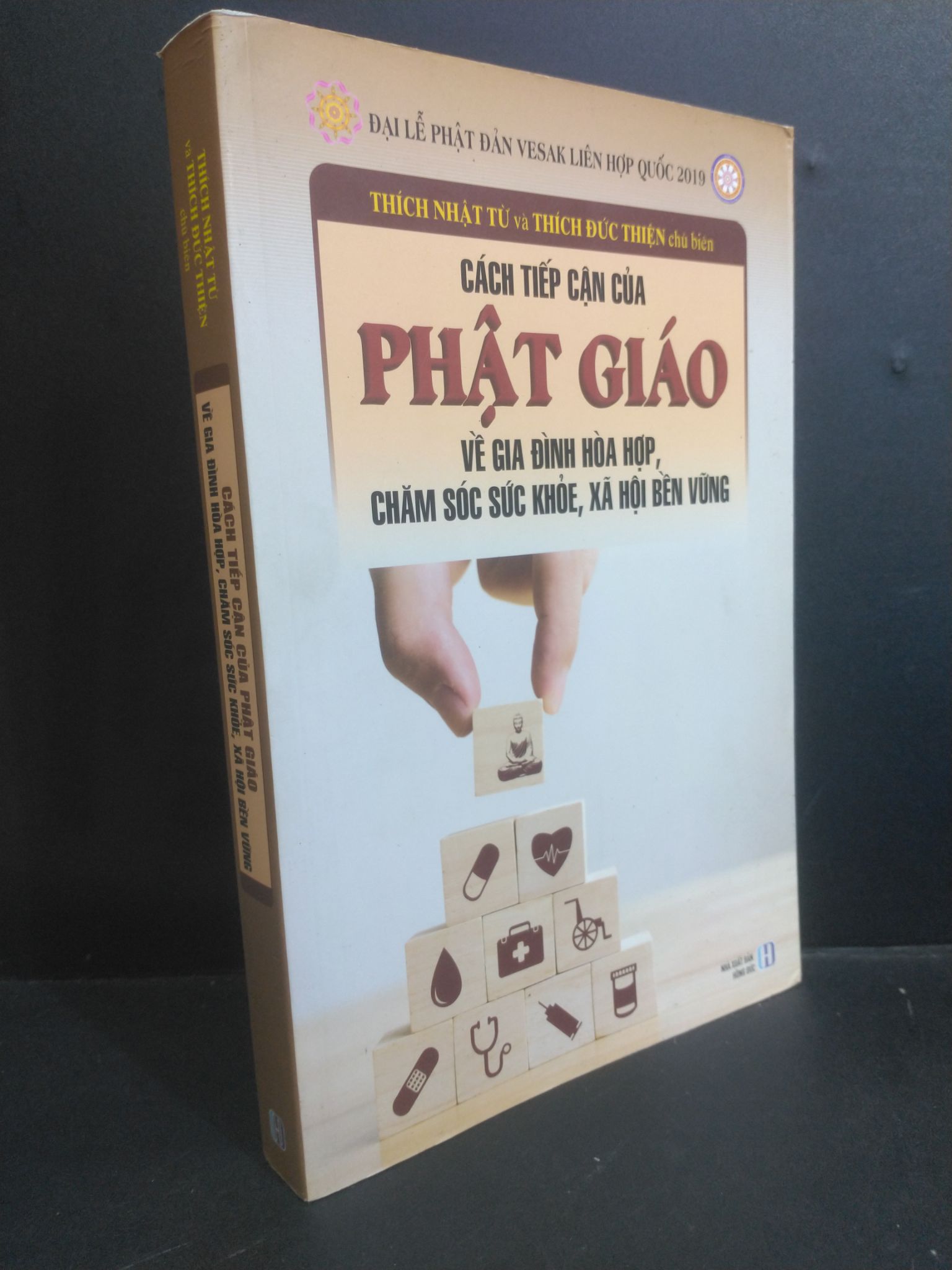 Cách tiếp cận của Phật Giáo về gia đình hòa hợp, chăm sóc sức khỏe, xã hội bền vững mới 90% bẩn bìa, ố nhẹ, tróc gáy 2019 HCM2811 Thích Nhật Từ & Thích Đức Thiện TÂM LINH - TÔN GIÁO - THIỀN