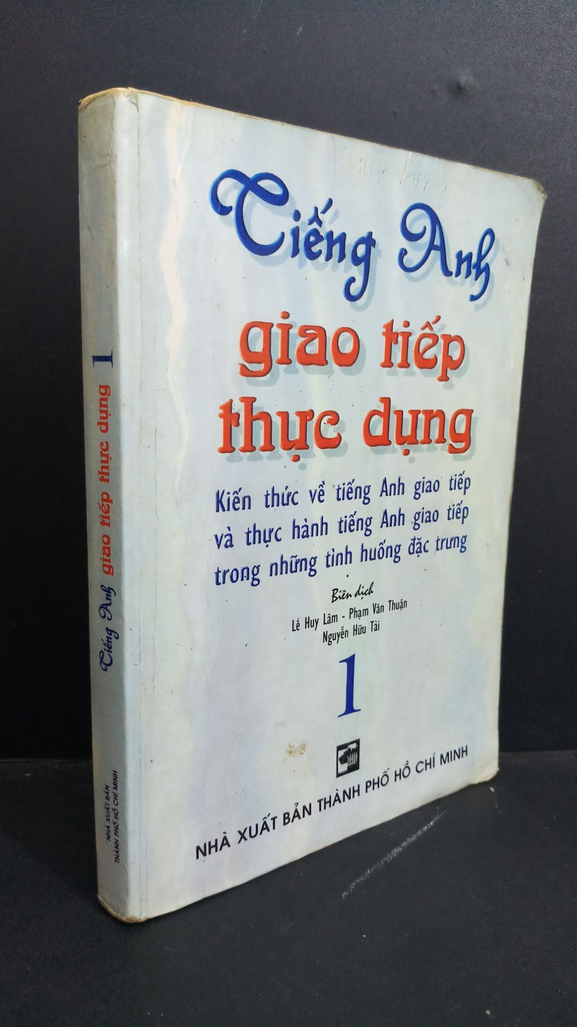 Tiếng Anh giao tiếp thực dụng 1 mới 60% ố nặng, ẩm, có viết và ký tên 2002 HCM2811 HỌC NGOẠI NGỮ