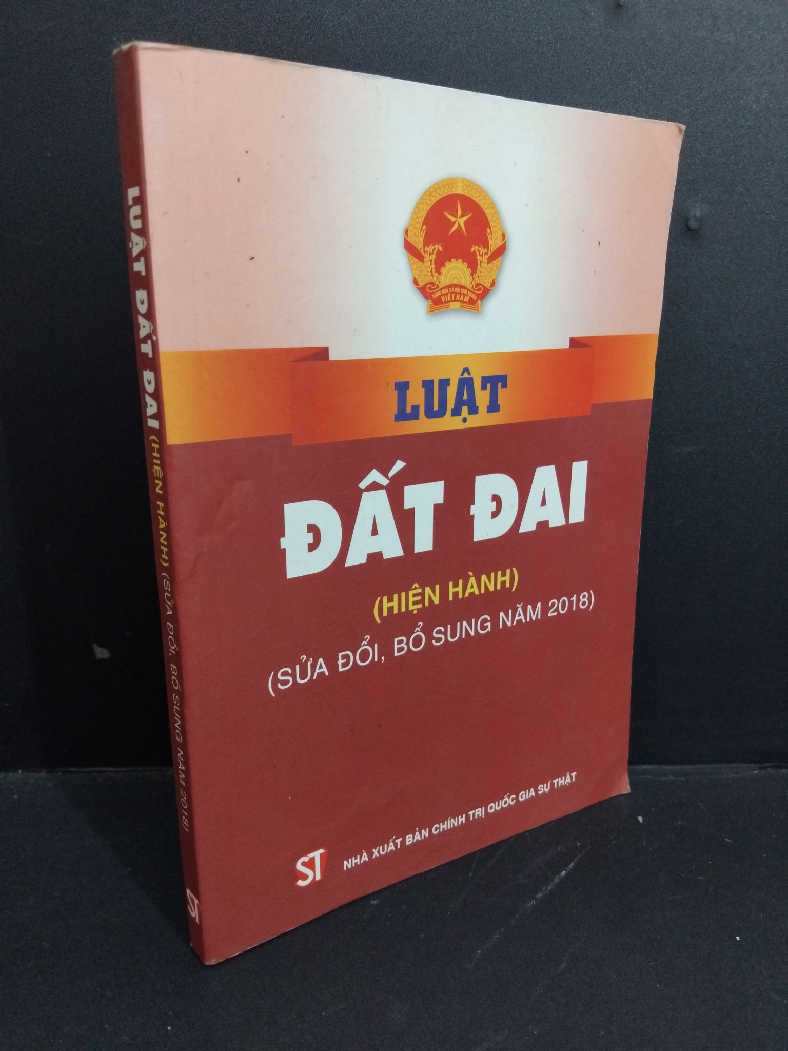 Luật đất đai (hiện hành) mới 80% ố bẩn nhẹ có chữ ký trang đầu 2022 HCM2811 GIÁO TRÌNH, CHUYÊN MÔN