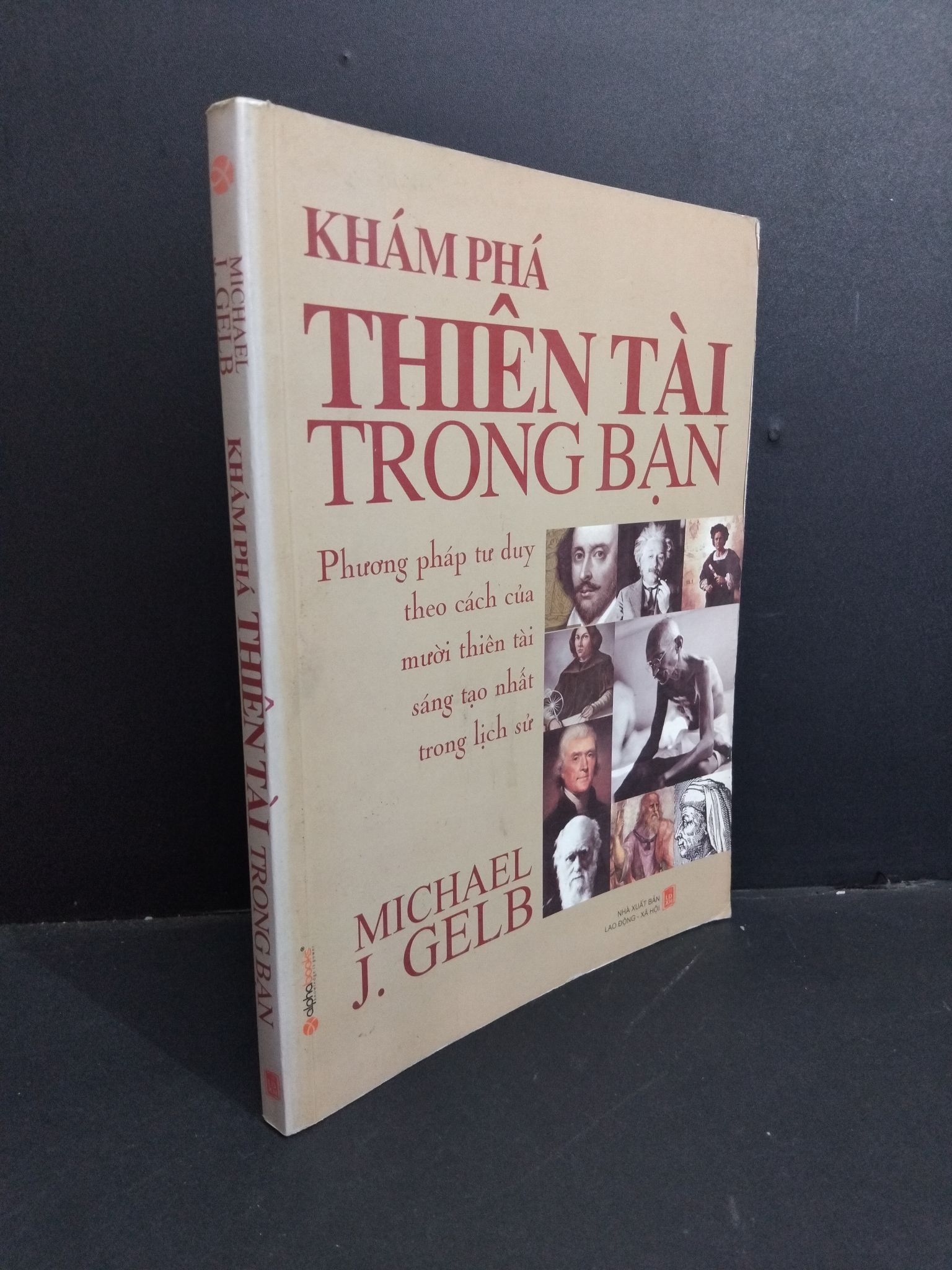 Khám phá thiên tài trong bạn mới 80% bẩn bìa, ố, tróc gáy, tróc bìa 2008 HCM2811 Michael J.Gelb LỊCH SỬ - CHÍNH TRỊ - TRIẾT HỌC