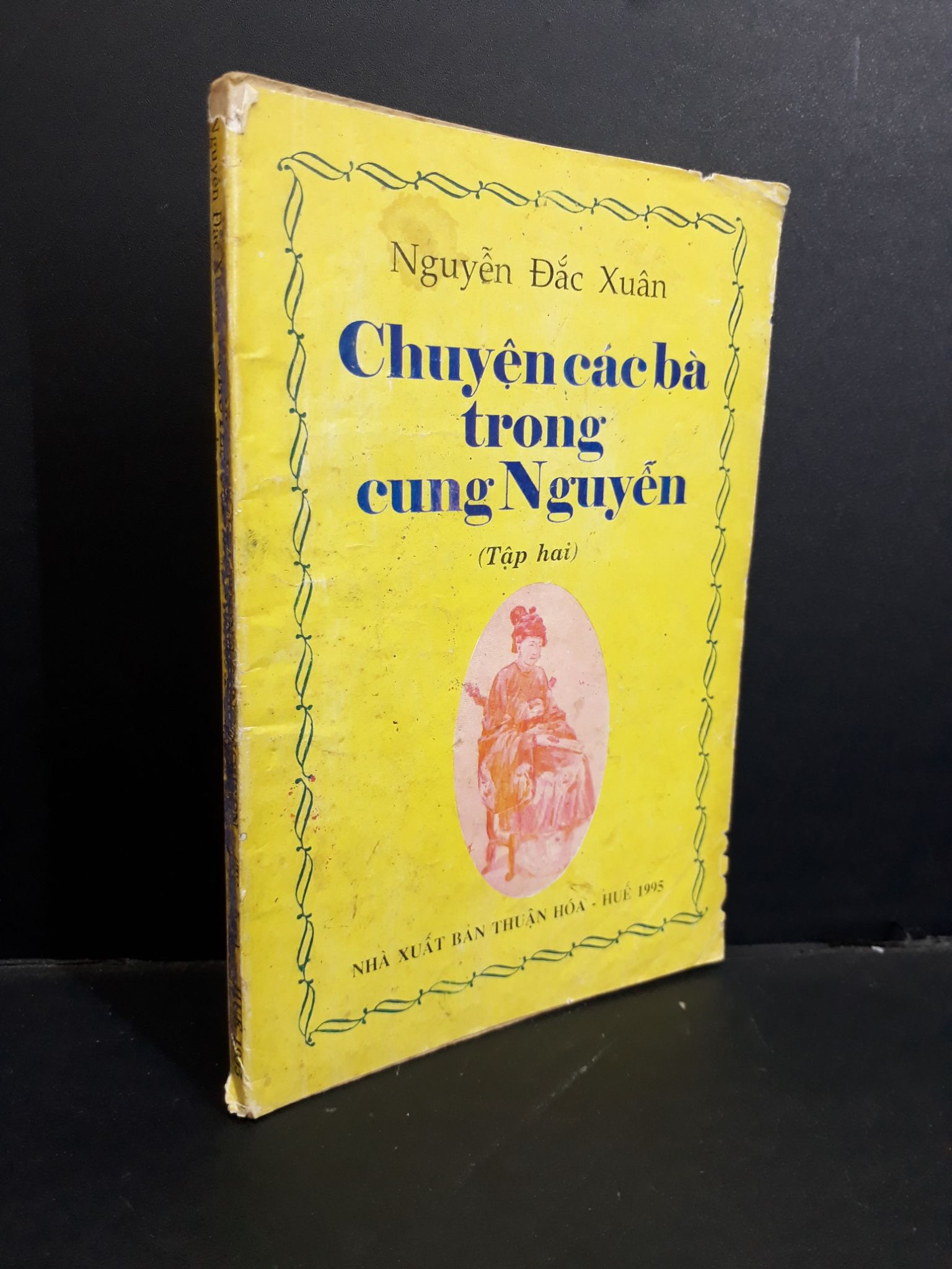 Chuyện các bà trong cung Nguyễn mới 80% bẩn bìa, ố vàng, tróc gáy, tróc bìa 1995 HCM2811 Nguyễn Đắc Xuân LỊCH SỬ - CHÍNH TRỊ - TRIẾT HỌC