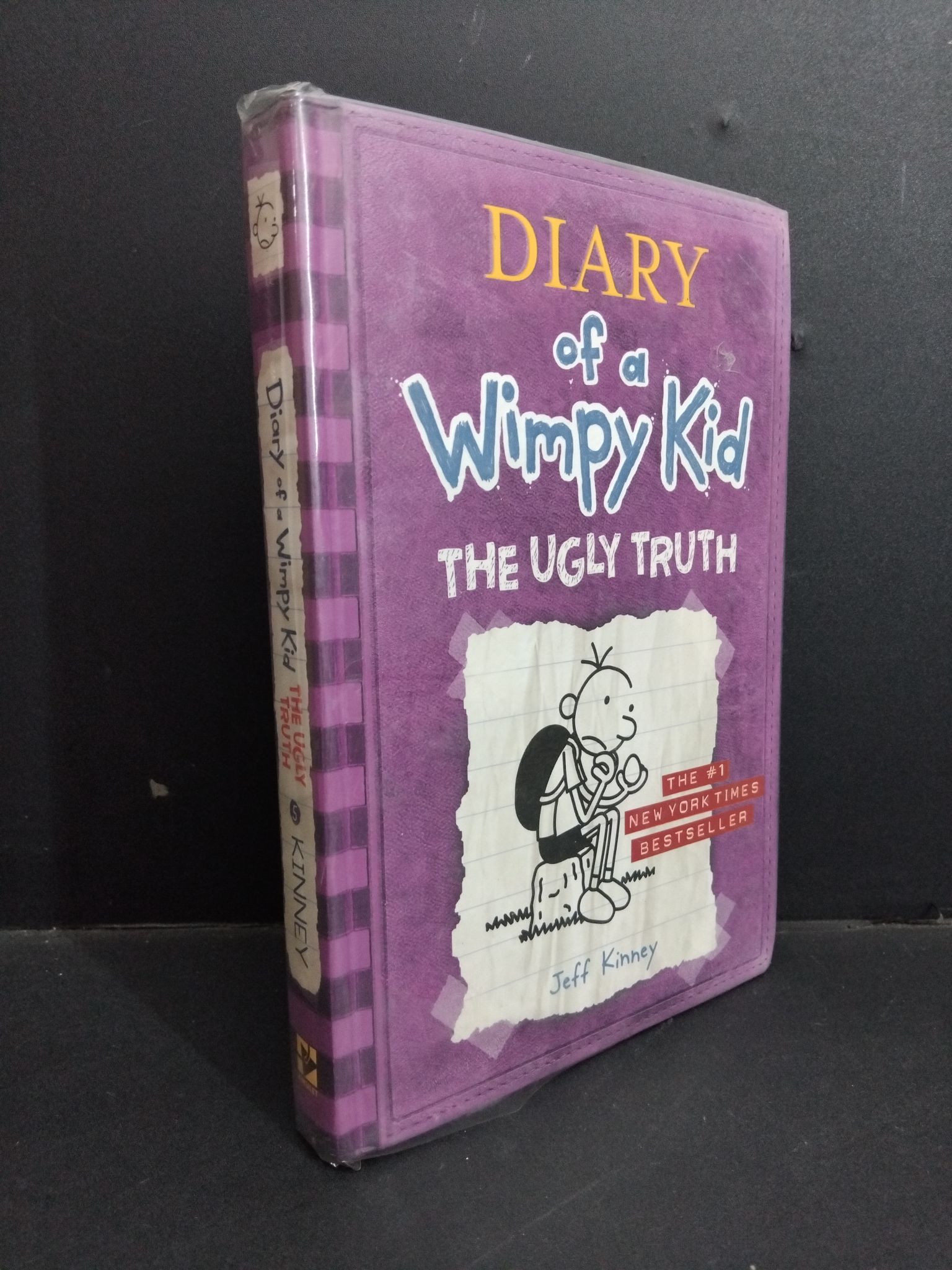 Diary of a wimpy kid 5 The ugly truth (bìa cứng) mới 80% bẩn bìa, ố nhẹ, có chữ viết ở trang đầu HCM1712 Jeff Kinney NGOẠI VĂN