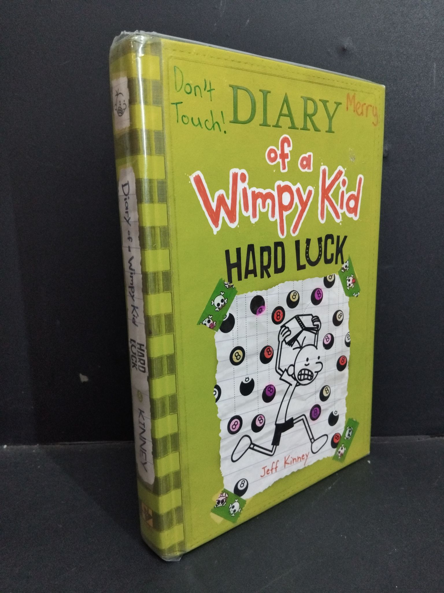 Diary of a wimpy kid 8 Hard lucky (bìa cứng) mới 80% bẩn bìa, ố nhẹ, có chữ viết ở trang đầu HCM1712 Jeff Kinney NGOẠI VĂN