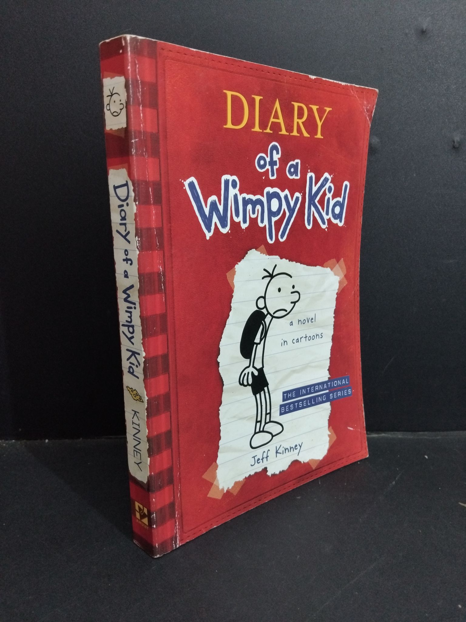 Diary of a wimpy kid a novel in cartoons mới 90% bẩn bìa, ố nhẹ HCM1712 Jeff Kinney NGOẠI VĂN