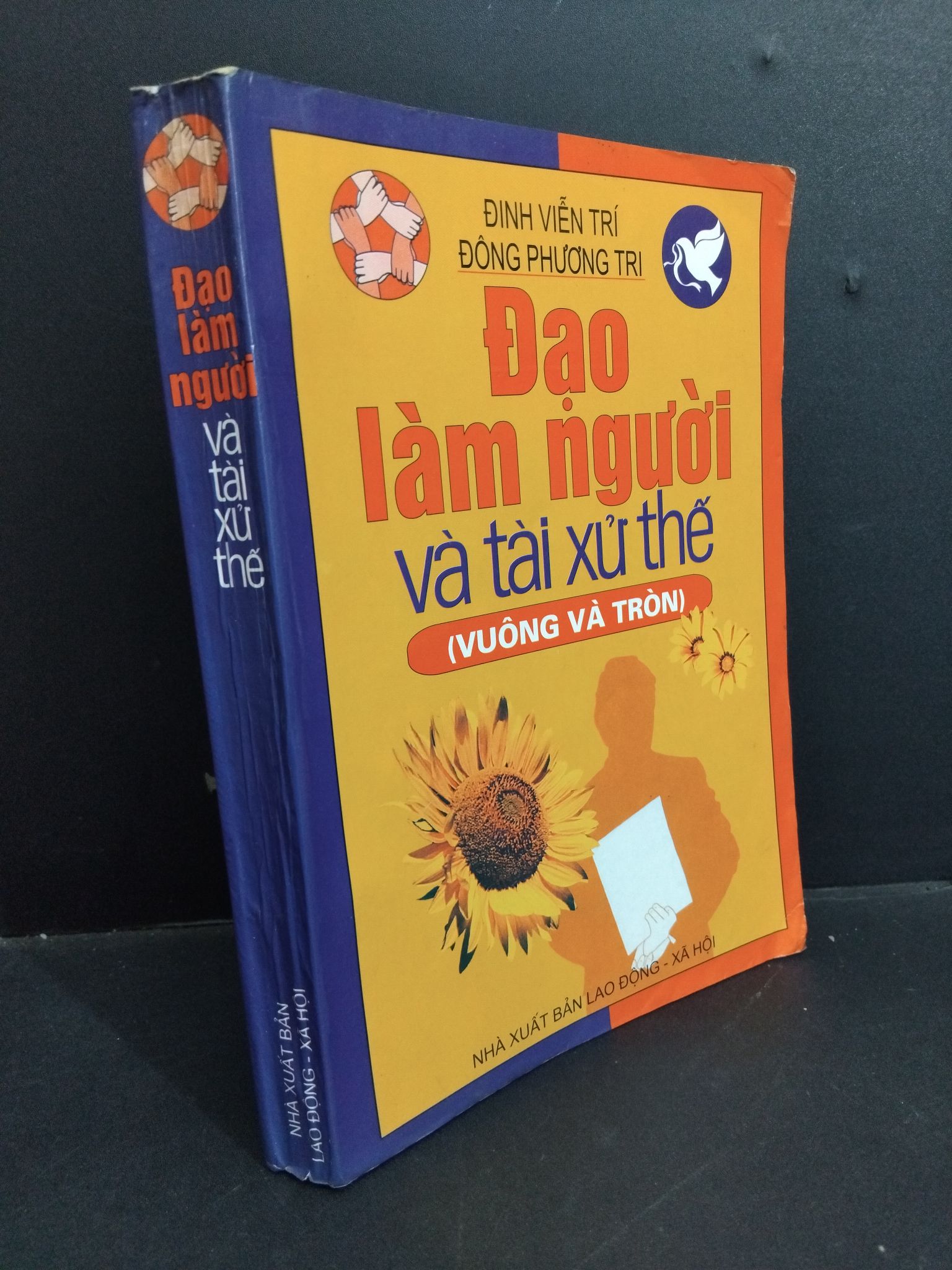 Đạo làm người và tài xử thế mới 80% bẩn bìa, ố nhẹ, tróc gáy nhẹ 2004 HCM2811 ĐInh Viễn Trí & Đông Phương Tri KỸ NĂNG