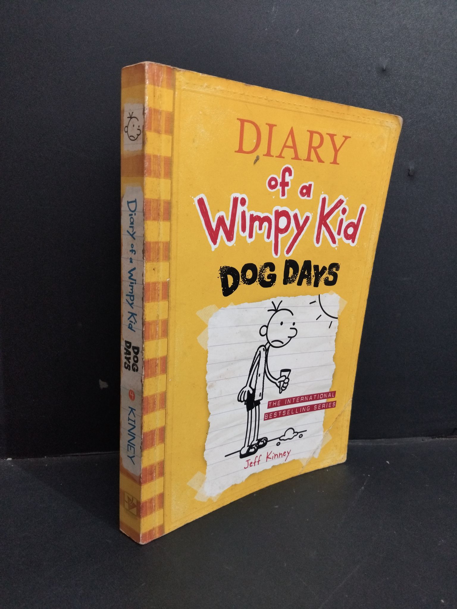 Diary of a wimpy kid 4 Dog days mới 90% bẩn bìa, ố nhẹ, có chữ viết trang đầu HCM1712 Jeff Kinney NGOẠI VĂN