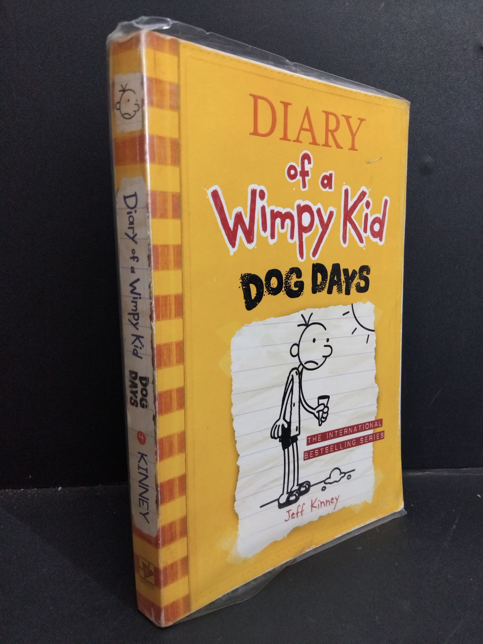 Diary of a wimpy kid dog days mới 80% bẩn bìa, ố, có chữ viết trang đầu HCM1712 Jeff Kinney NGOẠI VĂN