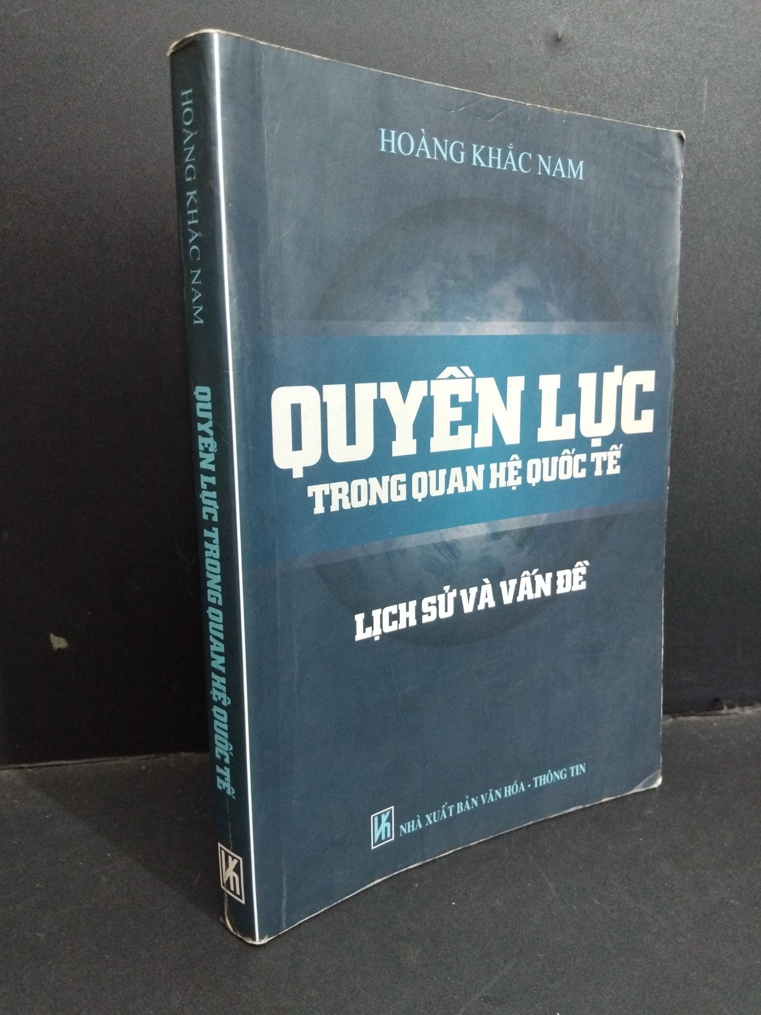 Quyền lực trong quan hệ quốc tế mới 70% bẩn bìa, ố nhẹ, có vệt nước, có gạch và note bút chì nhiều 2011 HCM1712 Hoàng Khắc Nam KỸ NĂNG