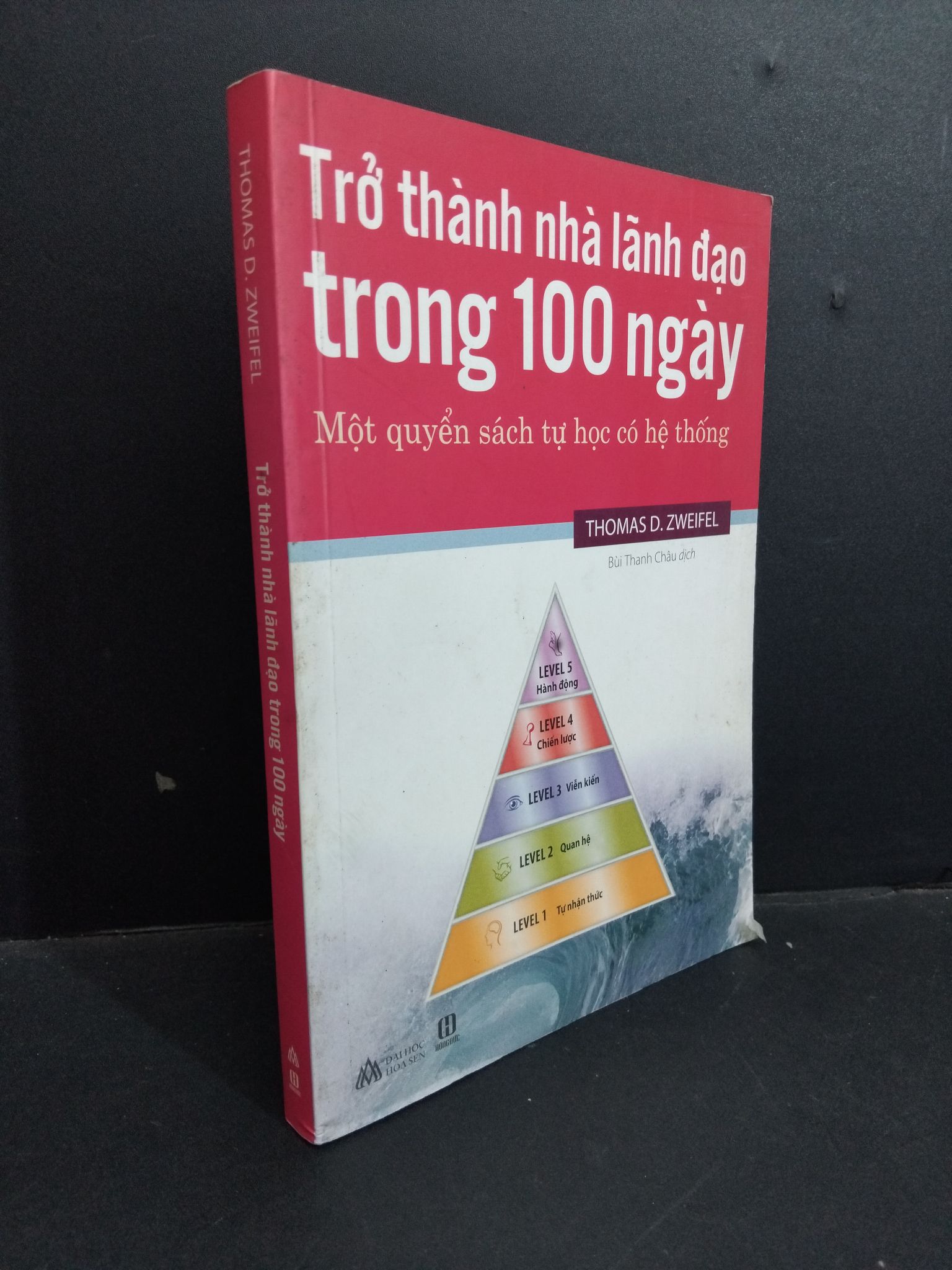 Trở thành nhà lãnh đạo trong 100 ngày mới 80% bẩn bìa, ố nhẹ, có mộc đỏ, dán note 2014 HCM1712 Thomas D. Zweifel KỸ NĂNG