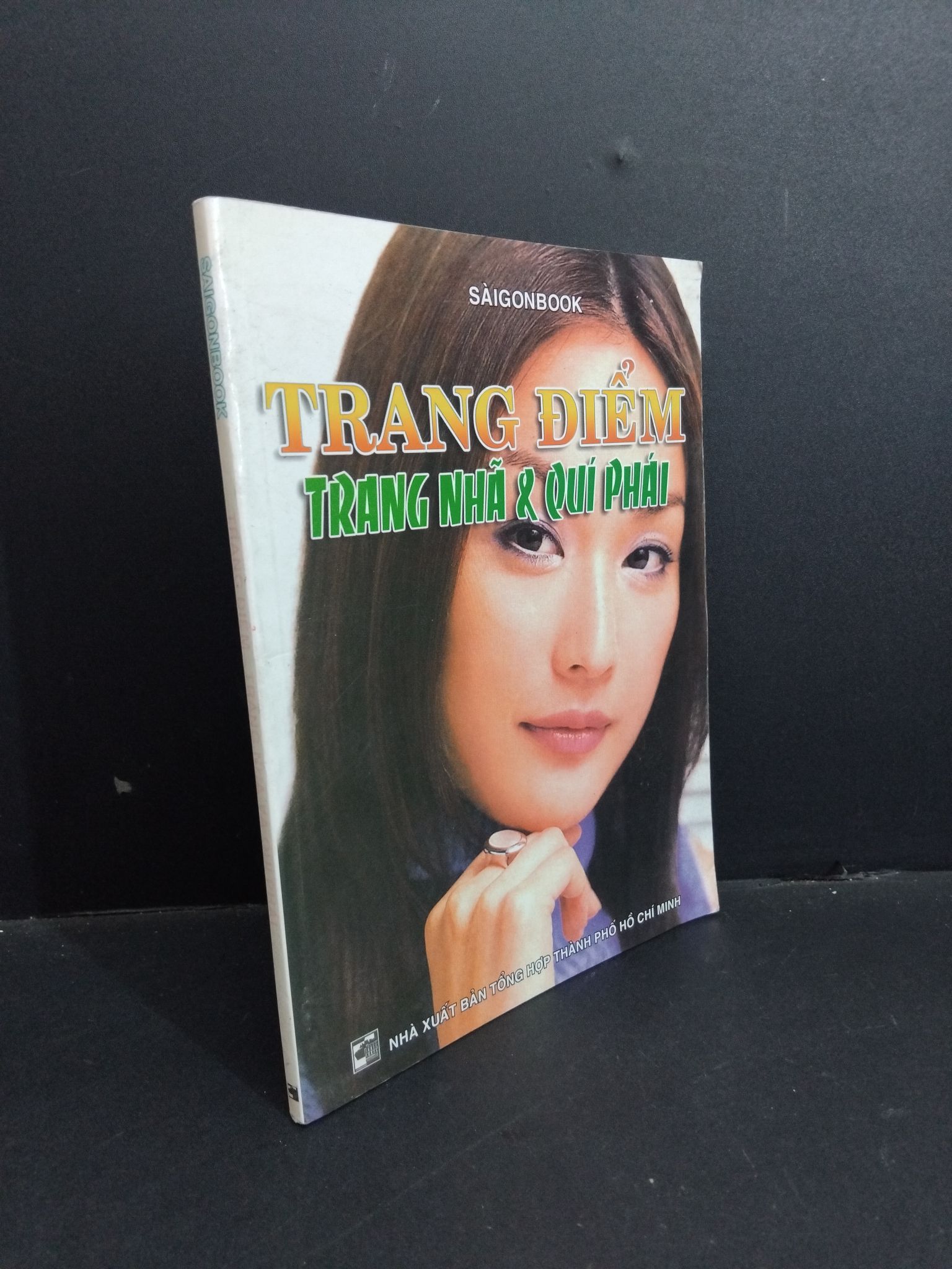 Trang điểm trang nhã & quí phái mới 80% bẩn bìa, ố 2004 HCM2811 Sàigonbook KỸ NĂNG