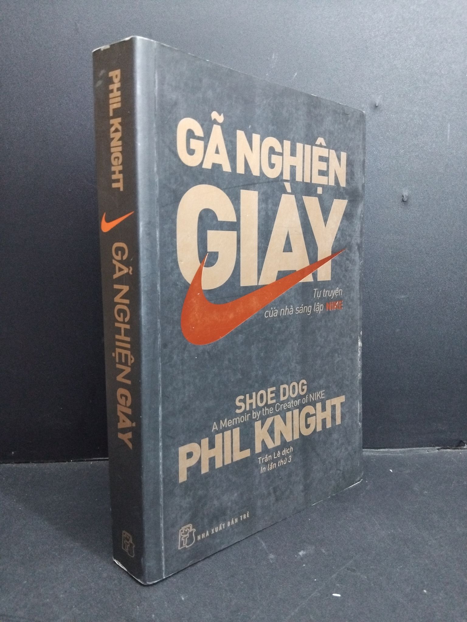 Gã nghiện giày mới 70% ố bìa có chữ 2018 HCM0612 Phil Knight SỨC KHỎE - THỂ THAO