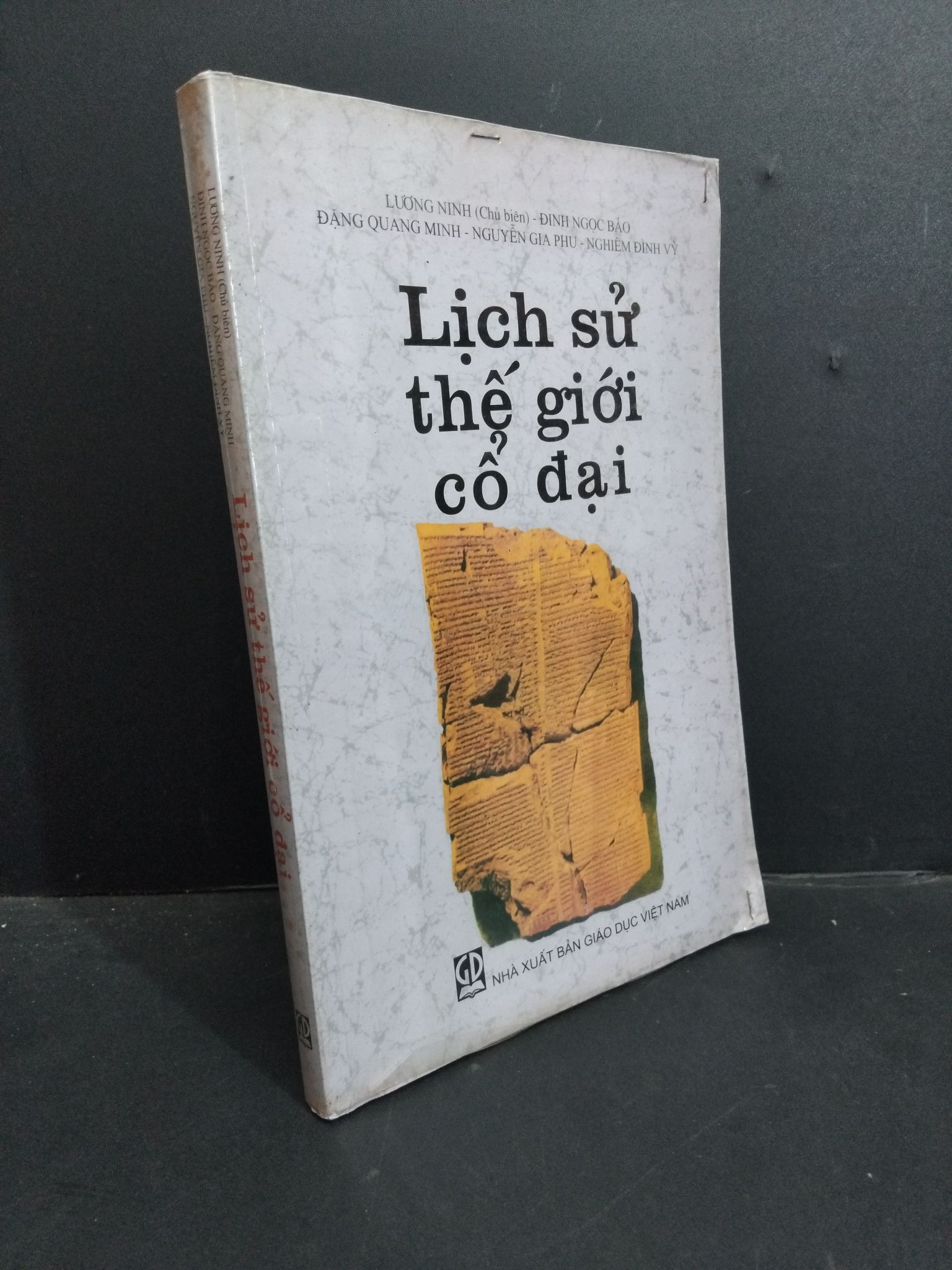 Lịch sử thế giới cổ đại mới 80% bẩn bìa, ố, có highlight, chữ viết trang đầu 2009 HCM1001 Nhiều tác giả LỊCH SỬ - CHÍNH TRỊ - TRIẾT HỌC