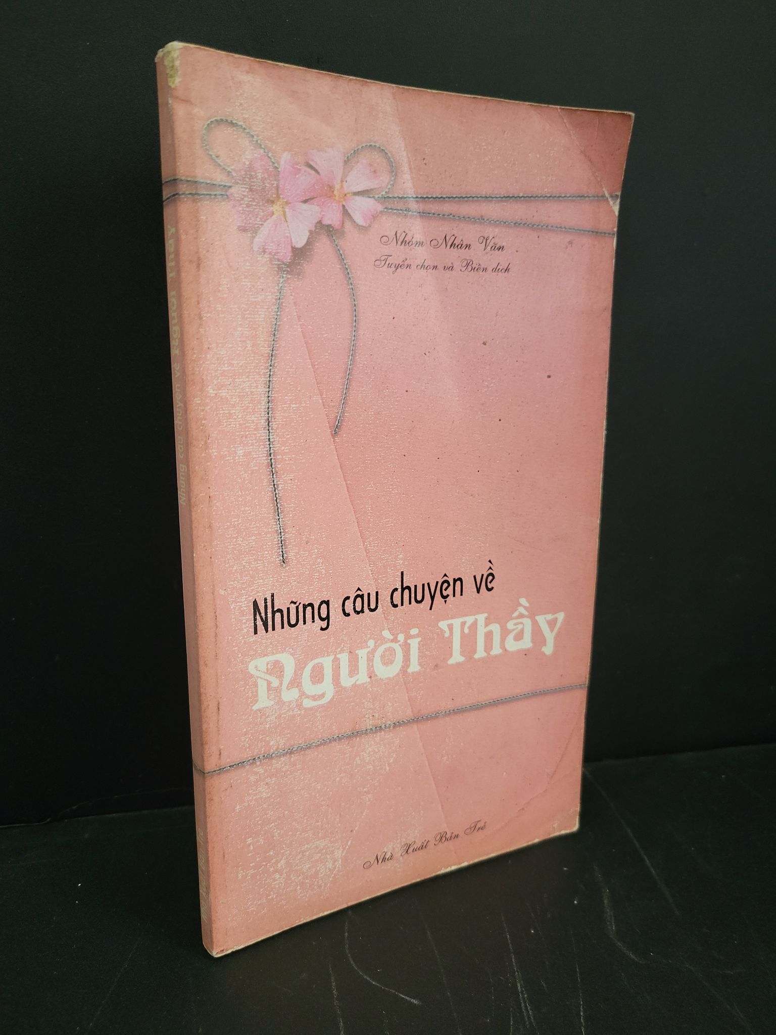 Những câu chuyện về người thầy mới 80% bẩn bìa, ố nhẹ, tróc gáy 2002 Nhóm Nhân Văn HCM3004 VĂN HỌC