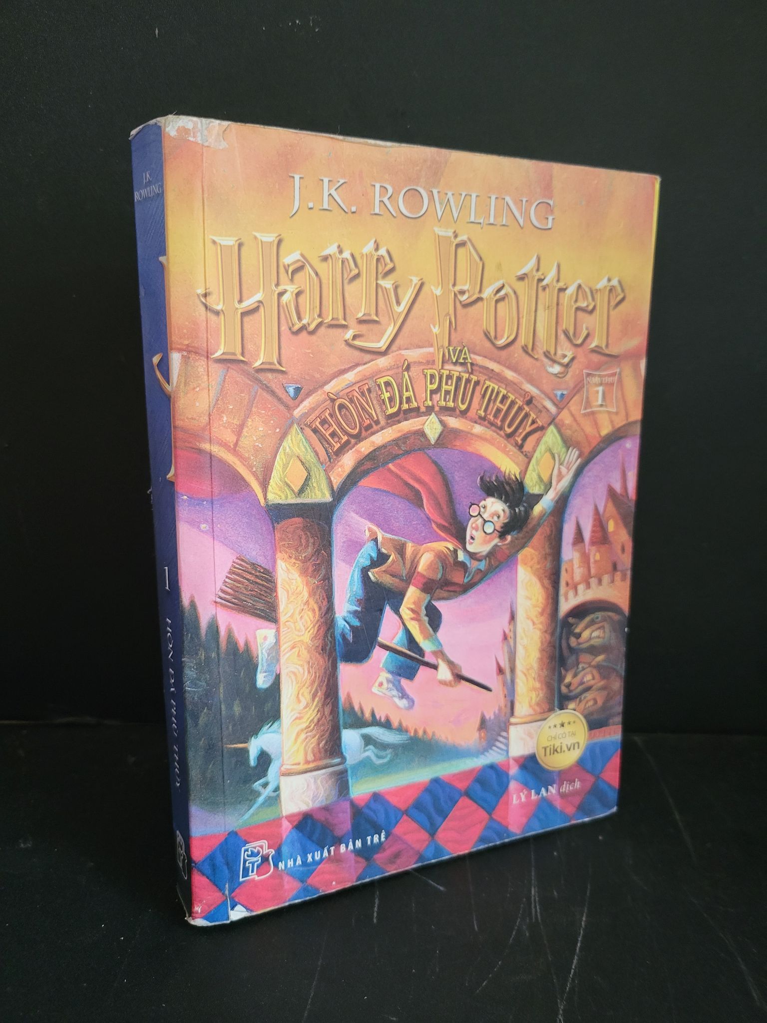 Harry Potter và hòn đá phù thủy mới 80% bẩn bìa, ố, tróc bìa 2016 J.K.Rowling HCM3004 VĂN HỌC