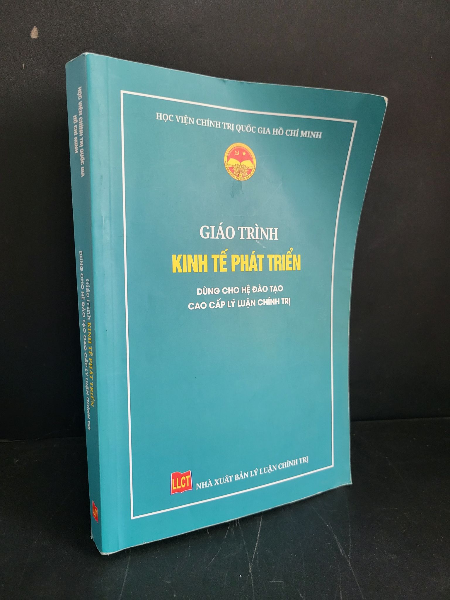 Giáo trình kinh tế phát triển dùng cho hệ đào tạo cao cấp lý luận chính trị mới 80% bẩn nhẹ, tróc bìa nhẹ, có chữ viết, gạch chân 2022 Học viện chính trị quốc gia Hồ Chí Minh HCM3004 GIÁO TRÌNH, CHUYÊN MÔN