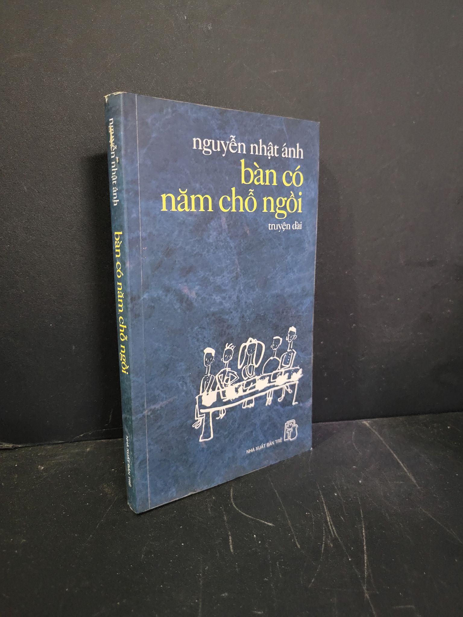 Bàn có năm chỗ ngồi mới 90% bẩn bìa, ố nhẹ, có chữ ký 2007 Nguyễn Nhật Ánh HCM3004 VĂN HỌC