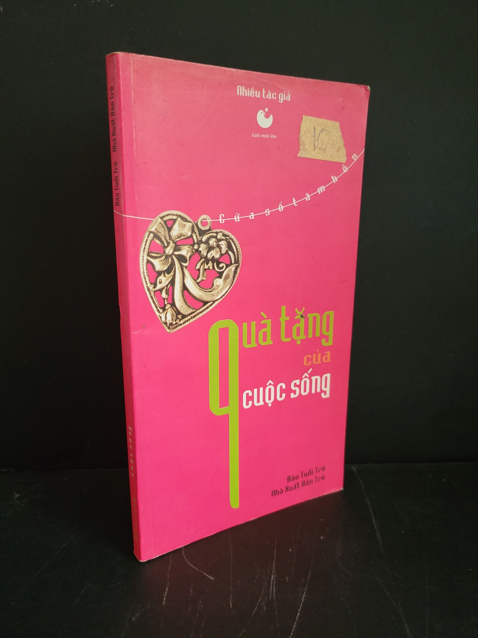 Quà tặng của cuộc sống mới 80% bẩn bìa, ố nhẹ, có chữ ký 2002 Nhiều tác giả HCM3004 VĂN HỌC