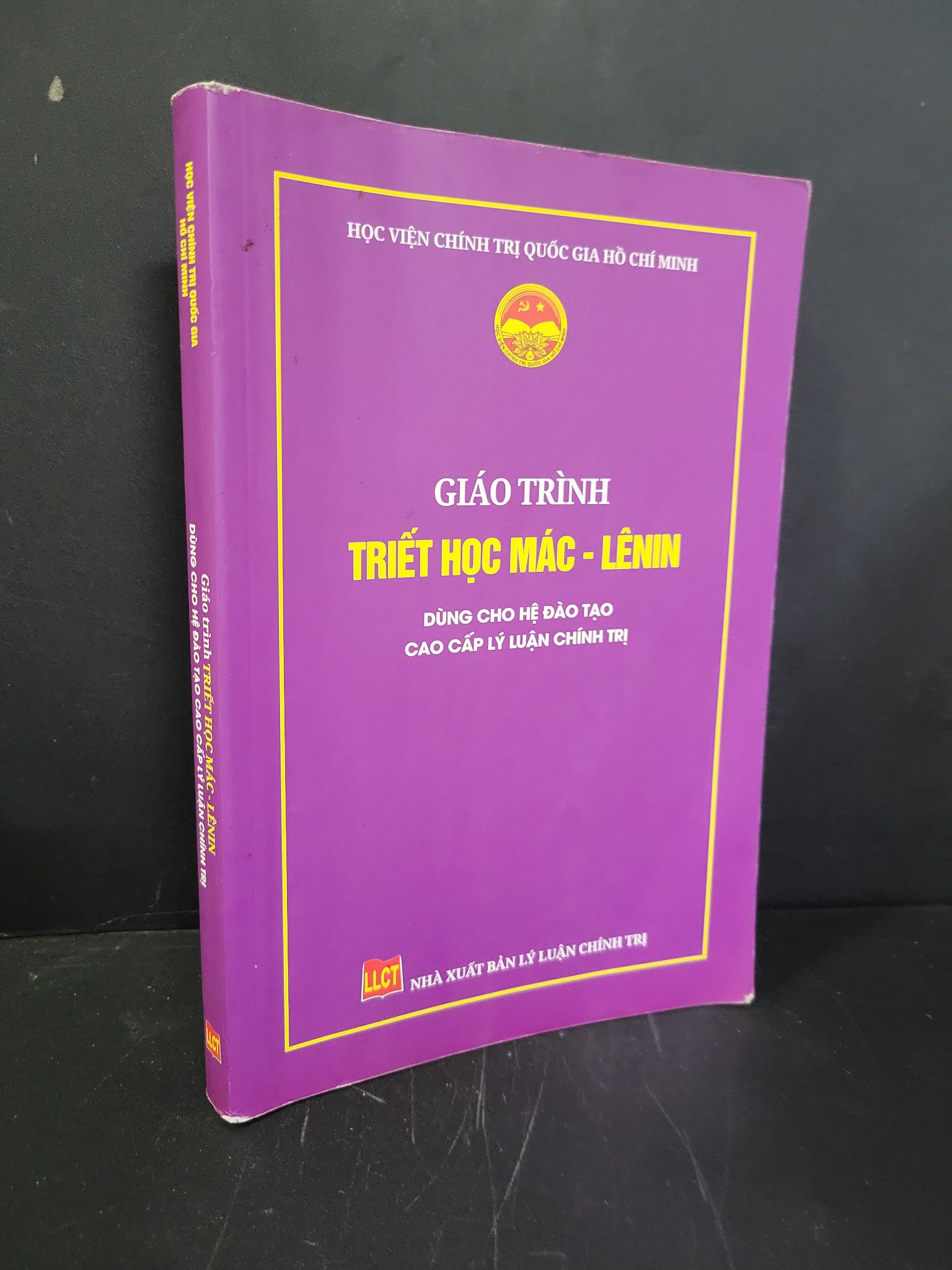 Giáo trình triết học Mác - Lênin dùng cho hệ đào tạo cao cấp lý luận chính trị mới 70% bẩn nhẹ, bị ẩm, tróc gáy nhẹ, có chữ viết, highlight, gạch chân 2022 Học viện chính trị quốc gia Hồ Chí Minh HCM3004 GIÁO TRÌNH, CHUYÊN MÔN