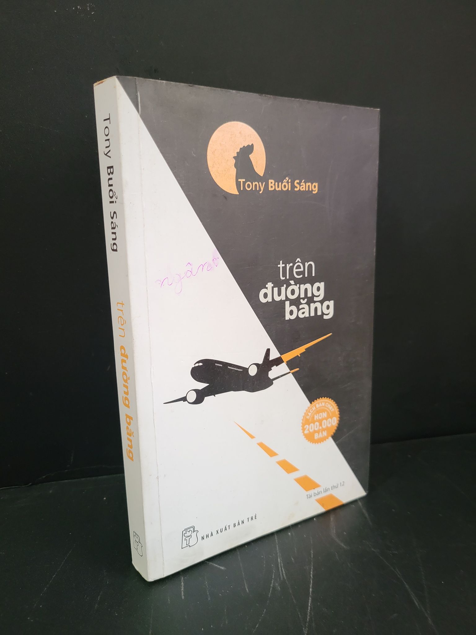 Trên đường băng mới 80% bẩn bìa, ố, có chữ viết, rách trang 2017 Tony buổi sáng HCM3004 VĂN HỌC