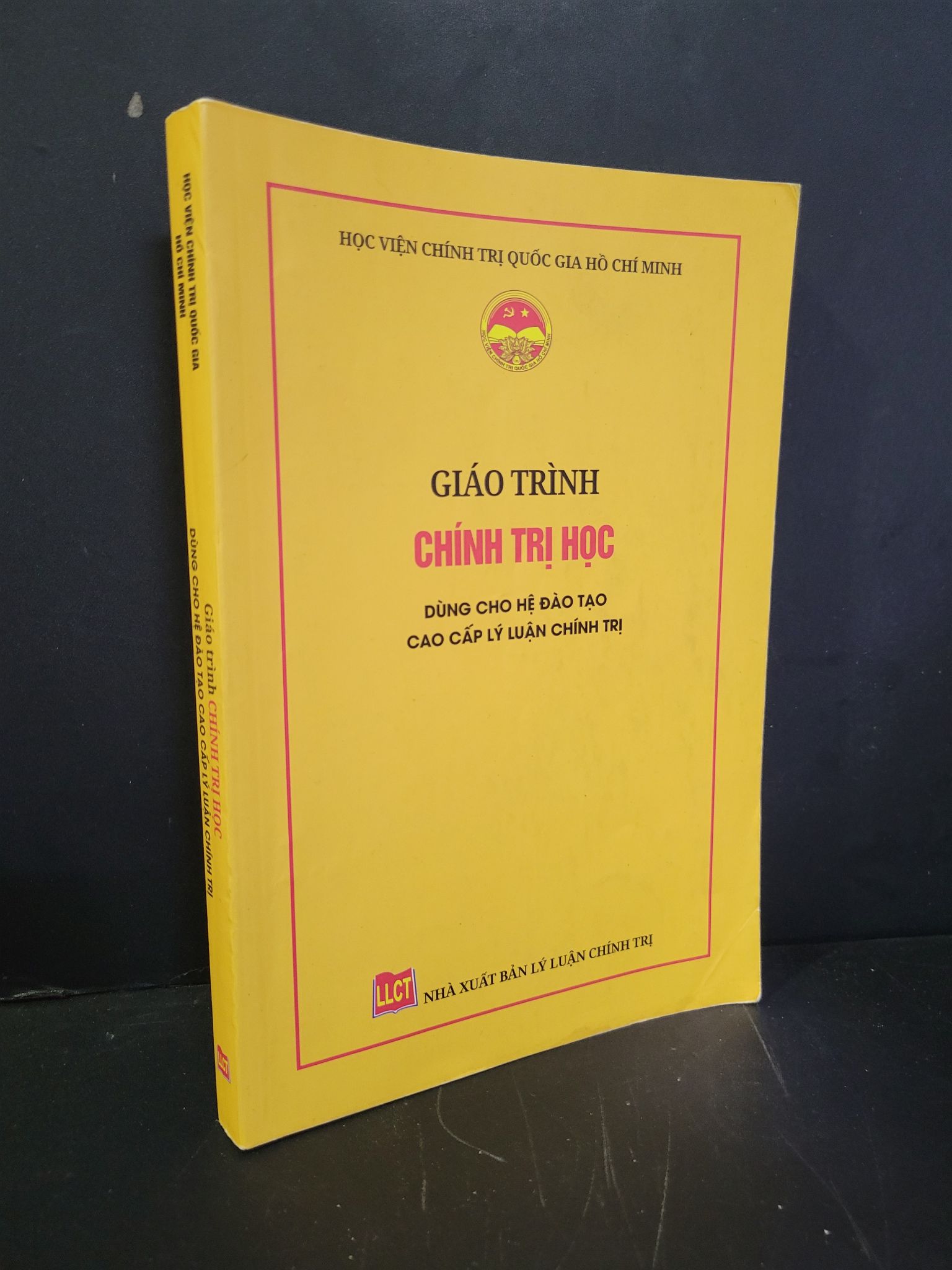 Giáo trình chính trị học dùng cho hệ đào tạo cao cấp lý luận chính trị mới 80% bẩn bìa, ố nhẹ, có chữ viết, highlight, gạch chân 2022 Học viện chính trị quốc gia Hồ Chí Minh HCM3004 GIÁO TRÌNH, CHUYÊN MÔN