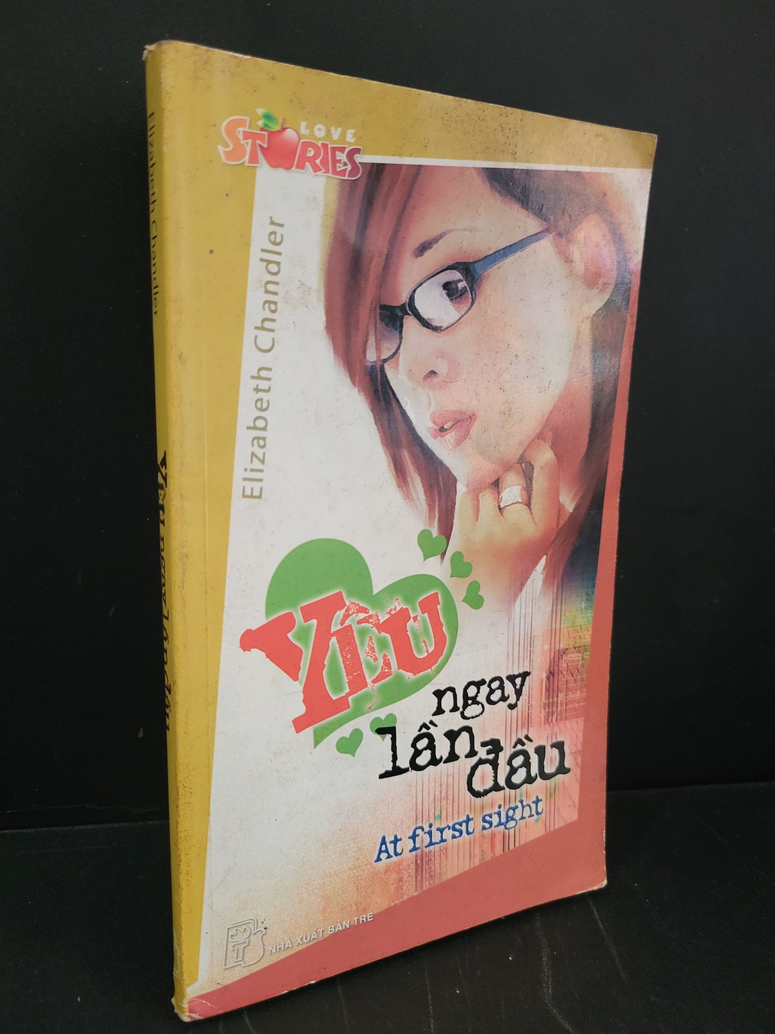 Yêu ngay lần đầu mới 80% bẩn bìa, ố nhẹ, tróc gáy 2007 Elizabeth Chandler HCM3004 VĂN HỌC