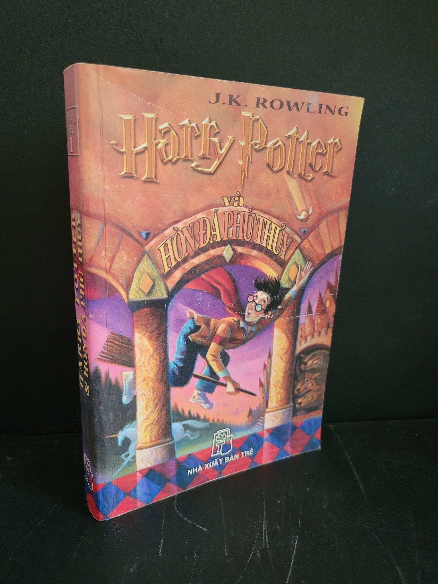 Harry Potter và hòn đá phù thủy mới 80% bẩn bìa, ố, có chữ viết 2005 J.K. Rowling HCM3004 VĂN HỌC