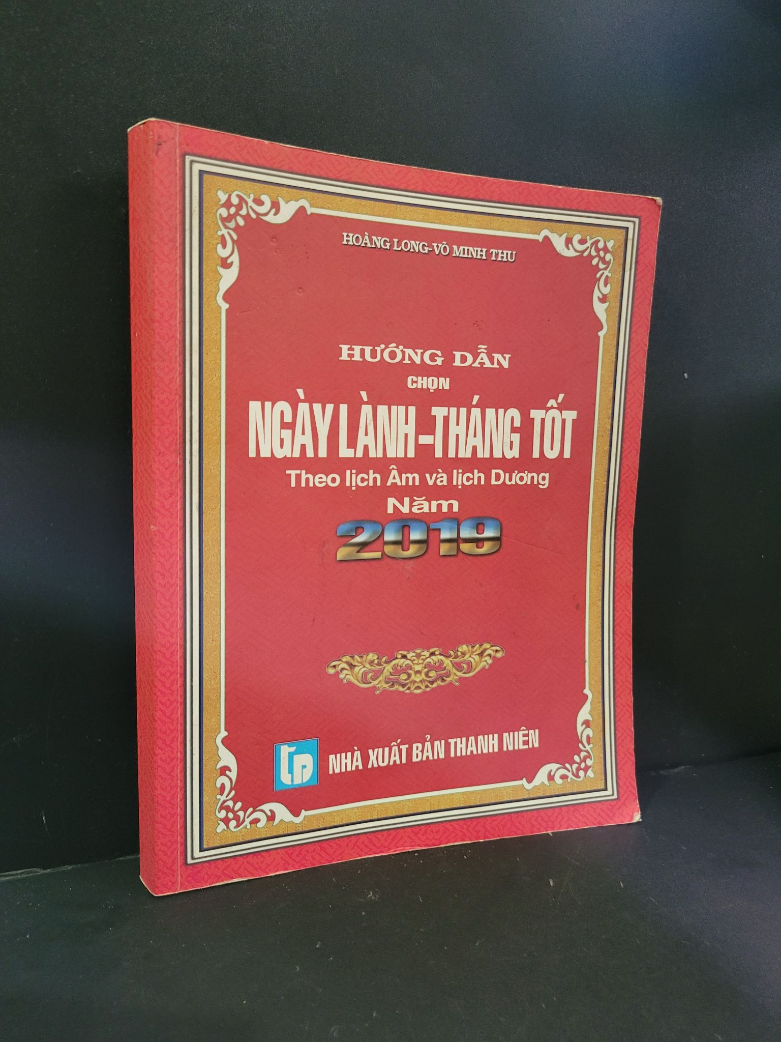 Hướng dẫn chọn ngày lành tháng tốt theo lịch âm và lịch dương năm 2019 mới 80% bẩn bìa, ố nhẹ, bị ẩm, có chữ ký 2018 Hoàng Long - Võ Minh Thu HCM3004 TÂM LINH - TÔN GIÁO - THIỀN