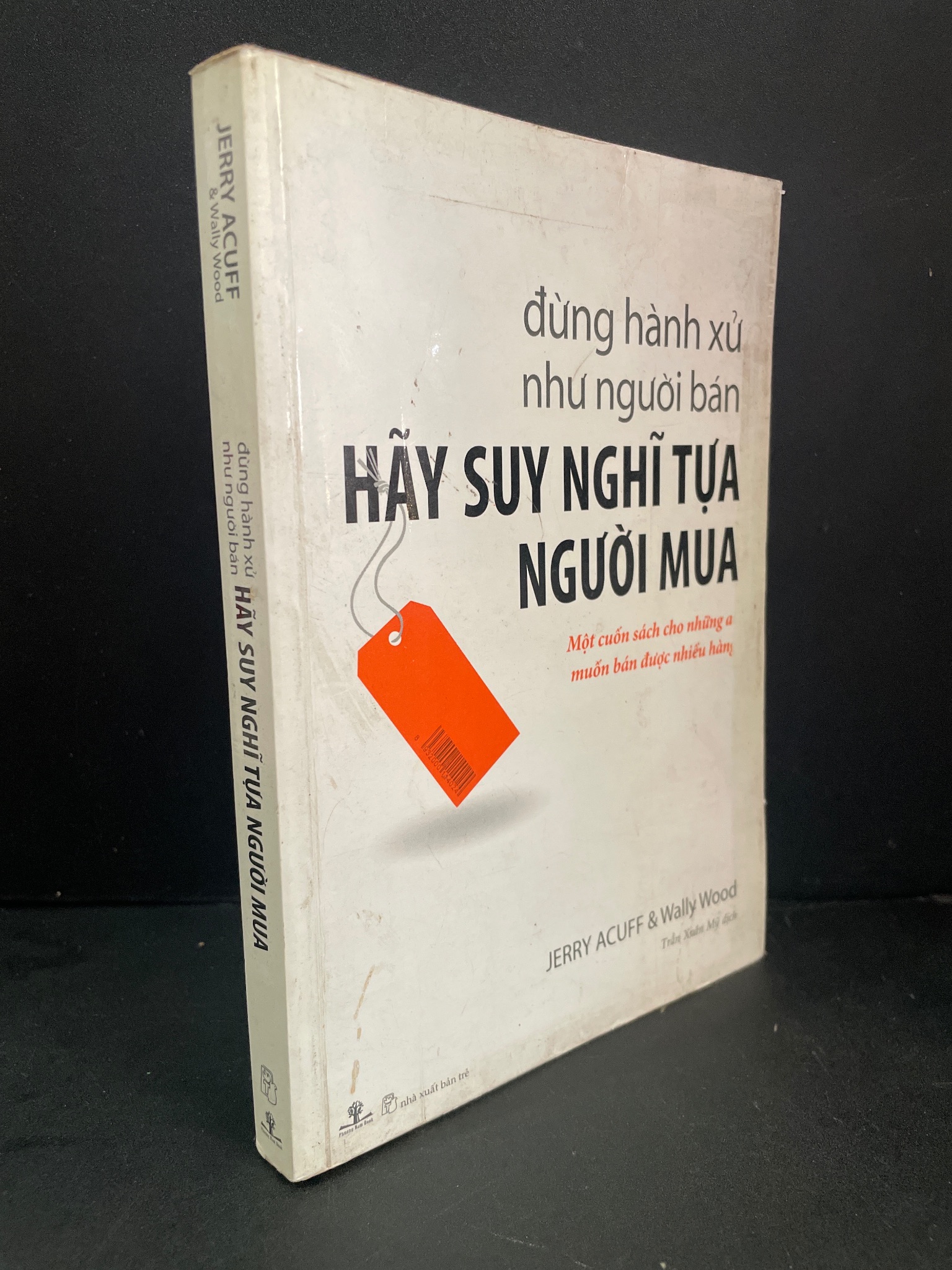Đừng hành xử như người bán hãy suy nghĩ tựa người mua mới 80% bẩn bìa, ố nhẹ, tróc gáy nhẹ 2009 Jerry Acuff & Wally Wood HCM3004 MARKETING KINH DOANH
