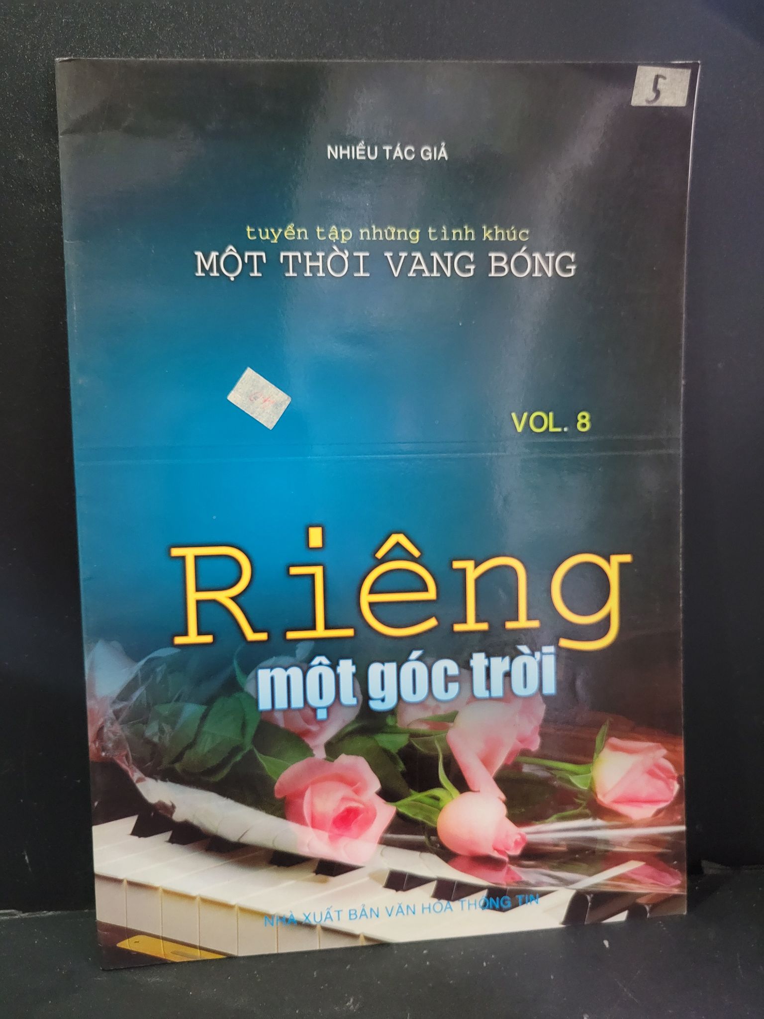 Riêng một góc trời mới 90% bẩn nhẹ 2007 Nhiều tác giả HCM3004 GIÁO TRÌNH, CHUYÊN MÔN