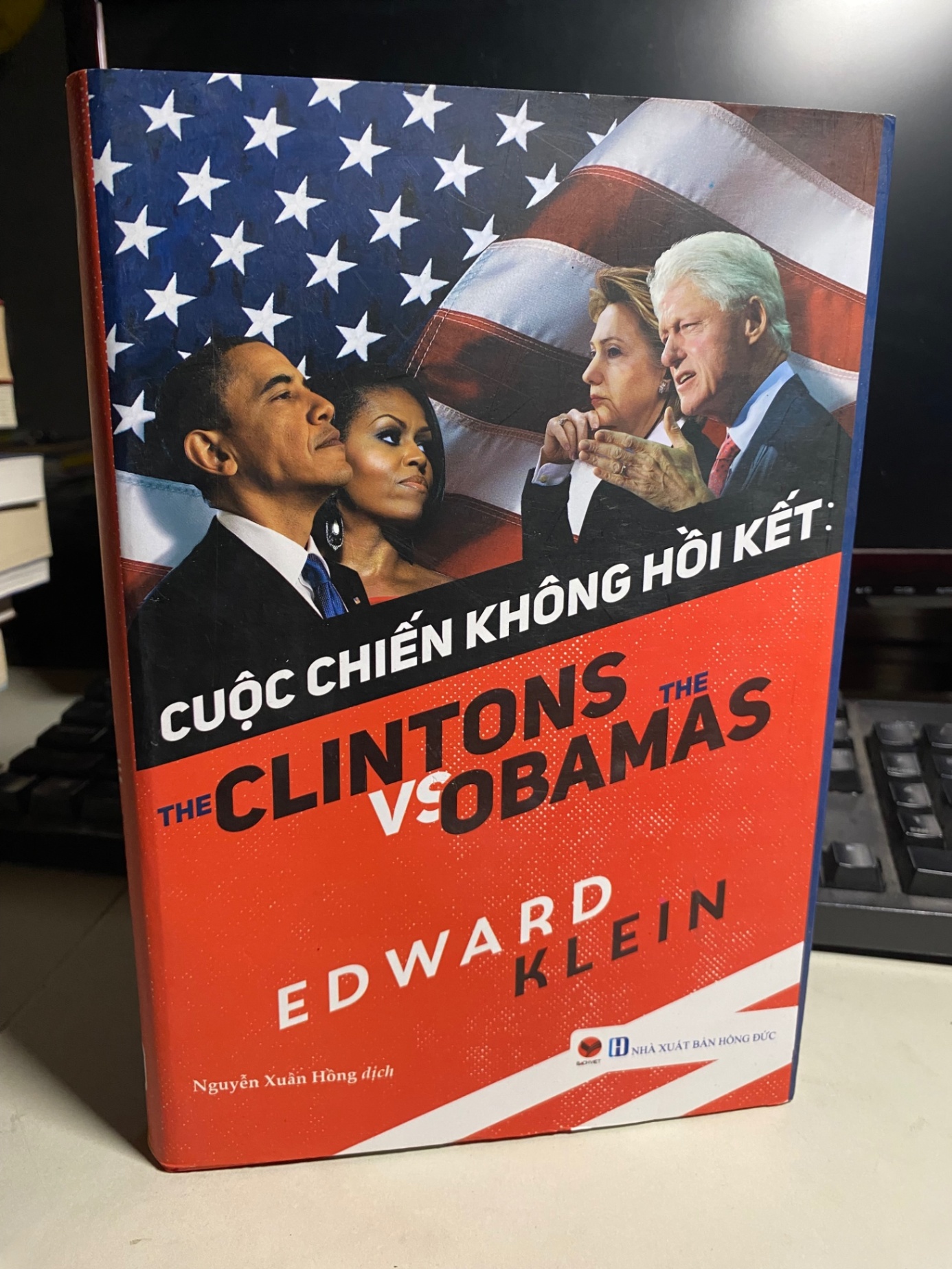 Cuộc Chiến Không Hồi Kết: The Clintons VS The Obamas-Tác giả Edward Klein, Nguyễn Xuân Hồng- Bìa cứng, sách lưu kho có ố theo thời gian STB1096