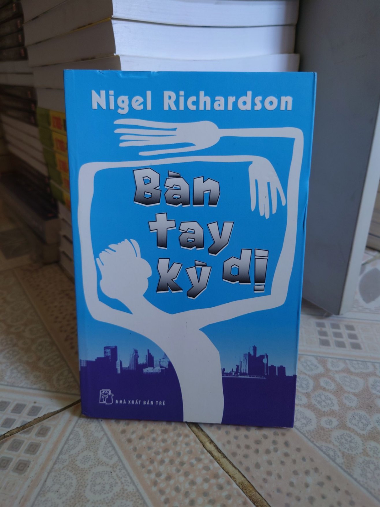 Bàn tay kì dị mới 95% 2011 Nigel Richardson [2001] SÁCH VĂN HỌC STB456