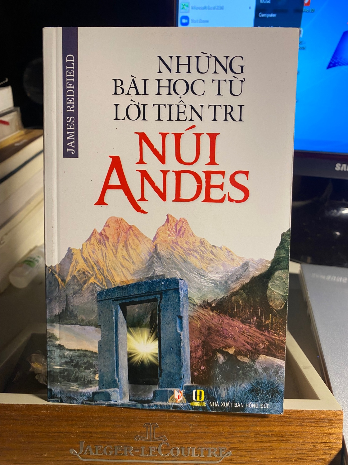 Những Bài Học Từ Lời Tiên Tri Núi Andes -Tên Nhà Cung Cấp: Cty Văn Hóa Văn Lang -Tác giả: James Redfield -NXB: Hồng Đức -Năm xuất bản: 04/2013 -Trọng lượng: 330g -Kích thước: 13.5x21 cm -Số trang: 286 -Hình thức: Bìa Mềm- Sách lưu kho còn mới STB1591