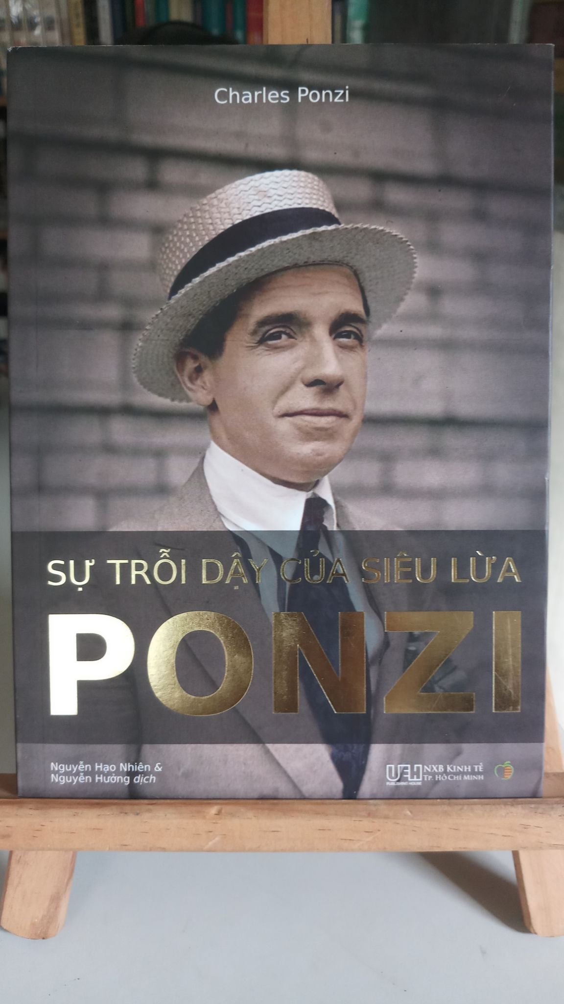 Sự trỗi dậy của siêu lừa Ponzi-Charles Ponzi - NXB Trẻ 2017 sách lưu kho,giấy ngả màu ố nhẹ theo thời gian STB62