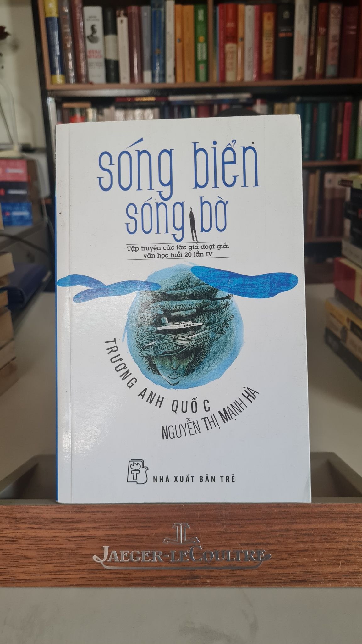 Sóng biển sóng bờ-Sách lưu kho mới 80% có ố canh- 2014 -Trương Anh Quốc [2001] SÁCH VĂN HỌC STB422
