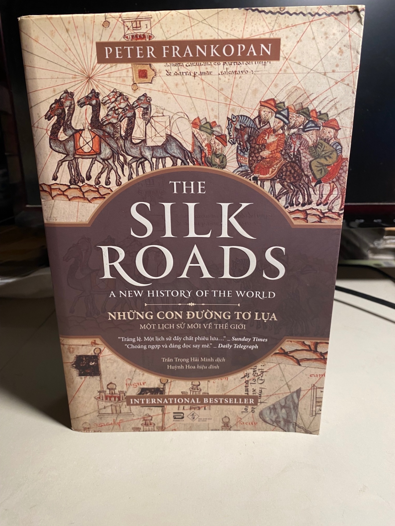 Những Con Đường Tơ Lụa - The Silk Roads: A New History Of The World -Tác giả: Peter Frankopan -NXB Đà Nẵng- Phanbook phát hành 2019 -bìa mềm,khổ 16x24cm,858 trang -Sách giấy xốp có ố nhẹ cạnh sách,sách lưu kho chưa sd STB1317