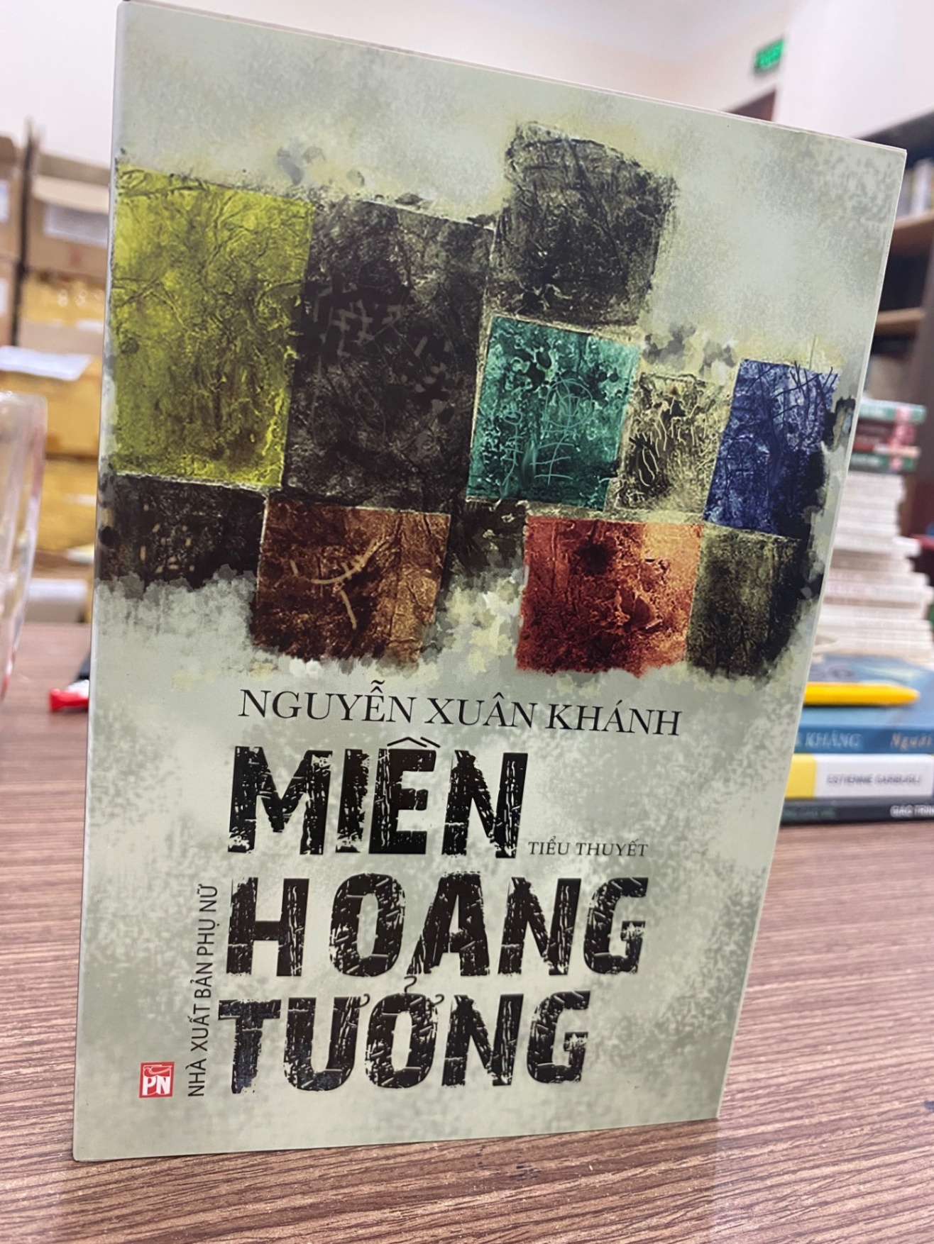 Miền Hoang Tưởng- Tiểu thuyết - Nguyễn Xuân Khánh- sách lưu kho mới 95% STB604