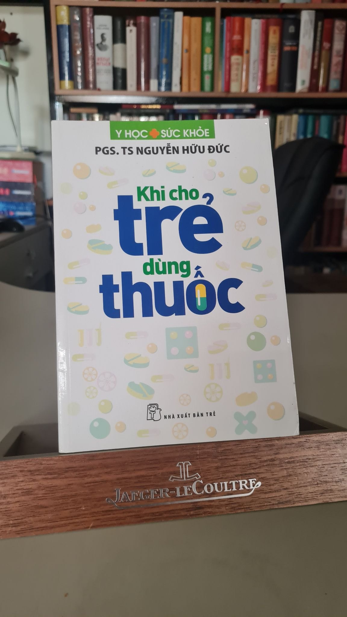 Khi cho trẻ dùng thuốc -sách lưu kho mới 90%-2012 PGS. TS Nguyễn Hữu Đức [2001] SÁCH MẸ VÀ BÉ STB357