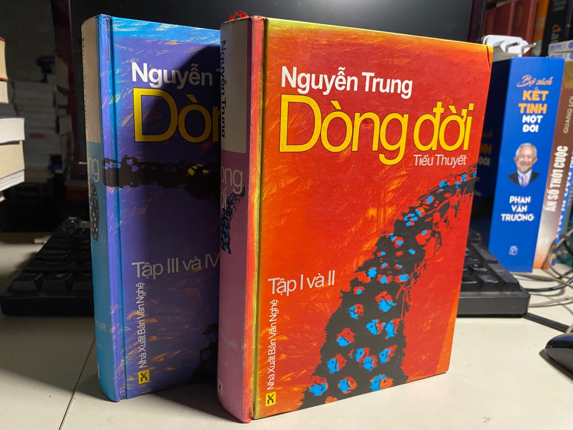 Dòng Đời- Nguyễn Trung (tiểu thuyết) -Bìa cứng- 2quyển 4 tập-NXB Văn Nghệ- 2006 STB1095