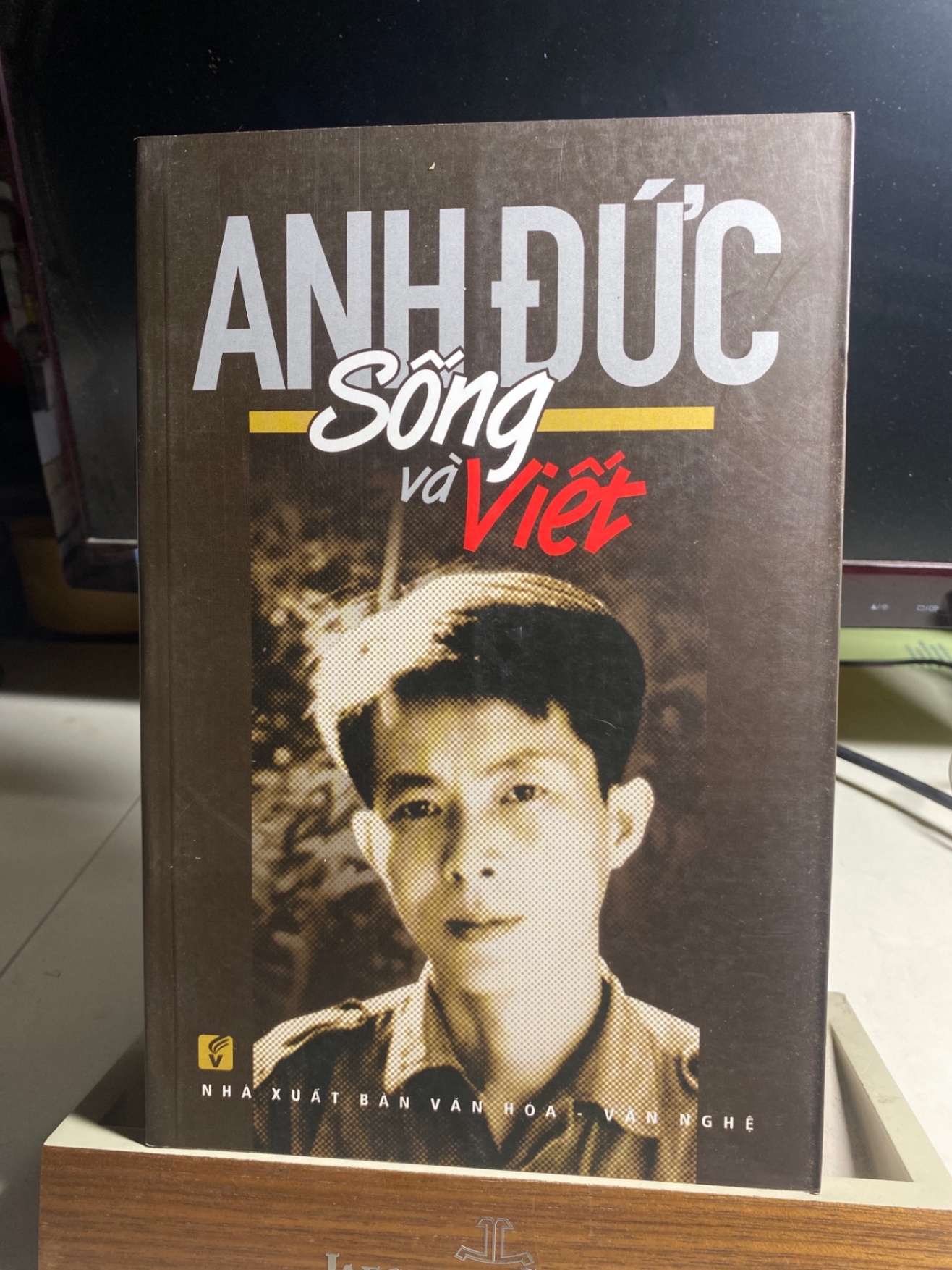 Sống Và Viết- Tác giả: Anh Đức - NXB Văn Hoá Văn Nghệ 2015-Khổ sách: 16x24 cm Số trang: 484 trang- Sách lưu kho còn mới STB1483