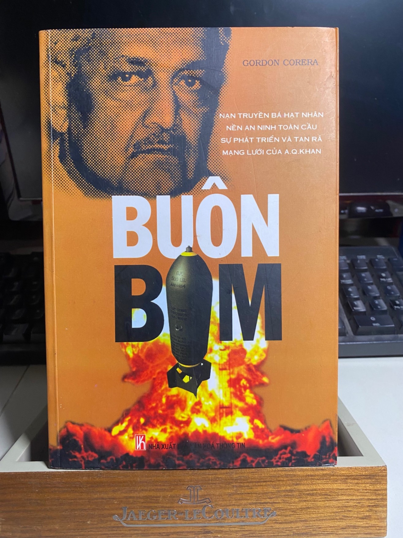 Buôn Bom- Gordon Corera -NXB Văn Hoá Thông Tin -2010 -A.Q.Khan là ông trùm buôn bán hạt nhân chợ đen quốc tế về công nghệ hạt nhân,mà theo mô tả của cựu giám đốc CIA thì “nguy hiểm ít nhất ngang Osama bin Laden”. STB1114
