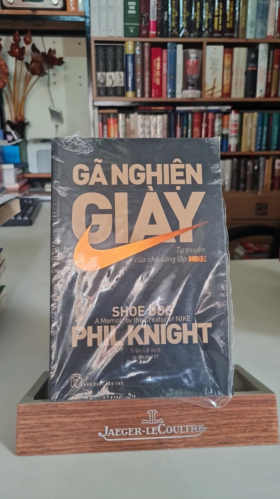 Gã nghiện giày - mới seal - Phil Knight STB501