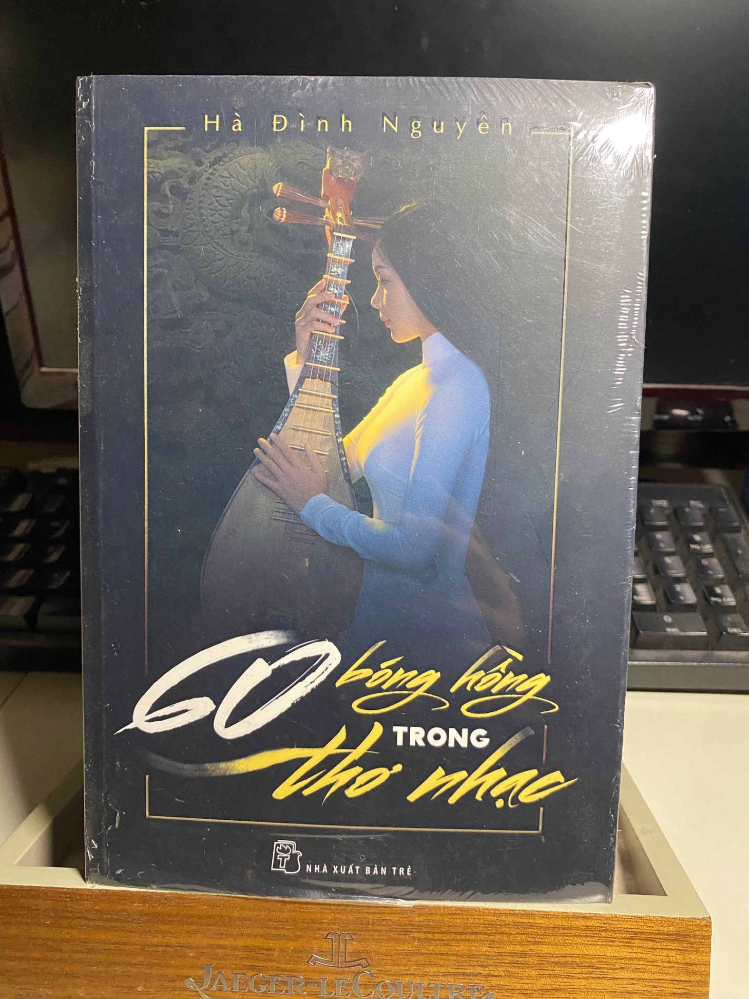60 bóng hồng trong thơ nhạc-Sách lưu kho còn seal, mới 90%- Hà Đình Nguyên [2001] SÁCH VĂN HỌC STB208