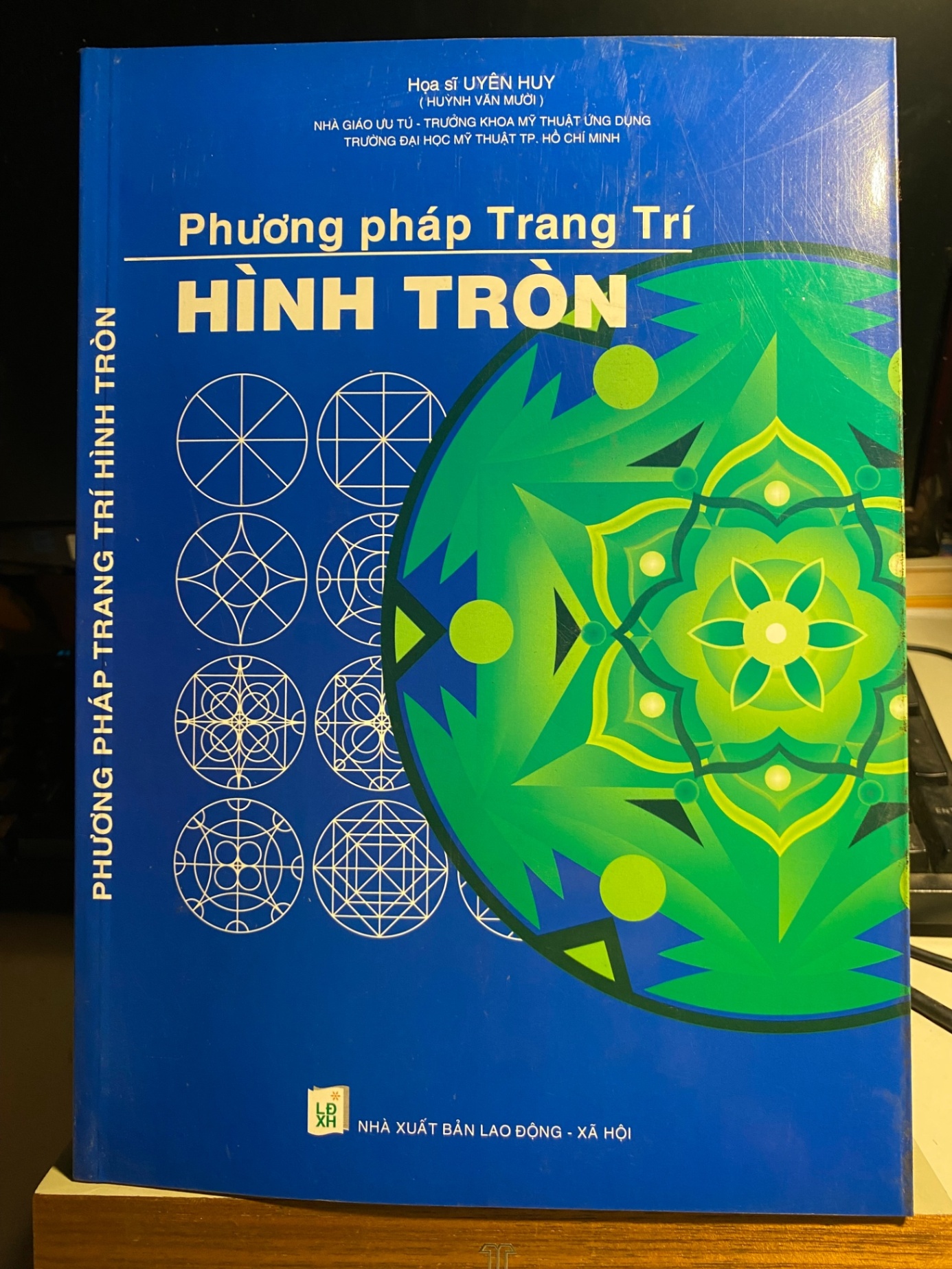 Phương Pháp Trang Trí Hình Tròn- Hoạ Sĩ Uyên Huy- NXB Lao Động Xã Hội- Năm xb2010 STB944