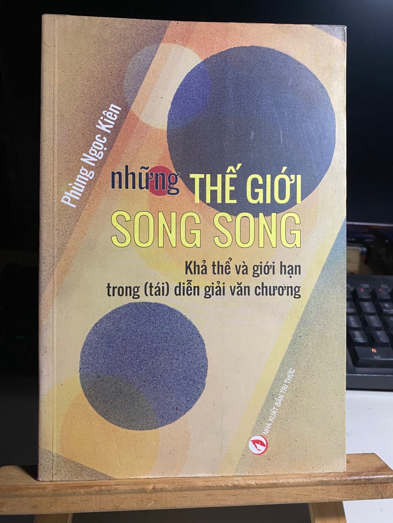 Những thế giới song song : khả thể và giới hạn trong (tái) diễn giải văn chương- Phùng Ngọc Kiên STB743