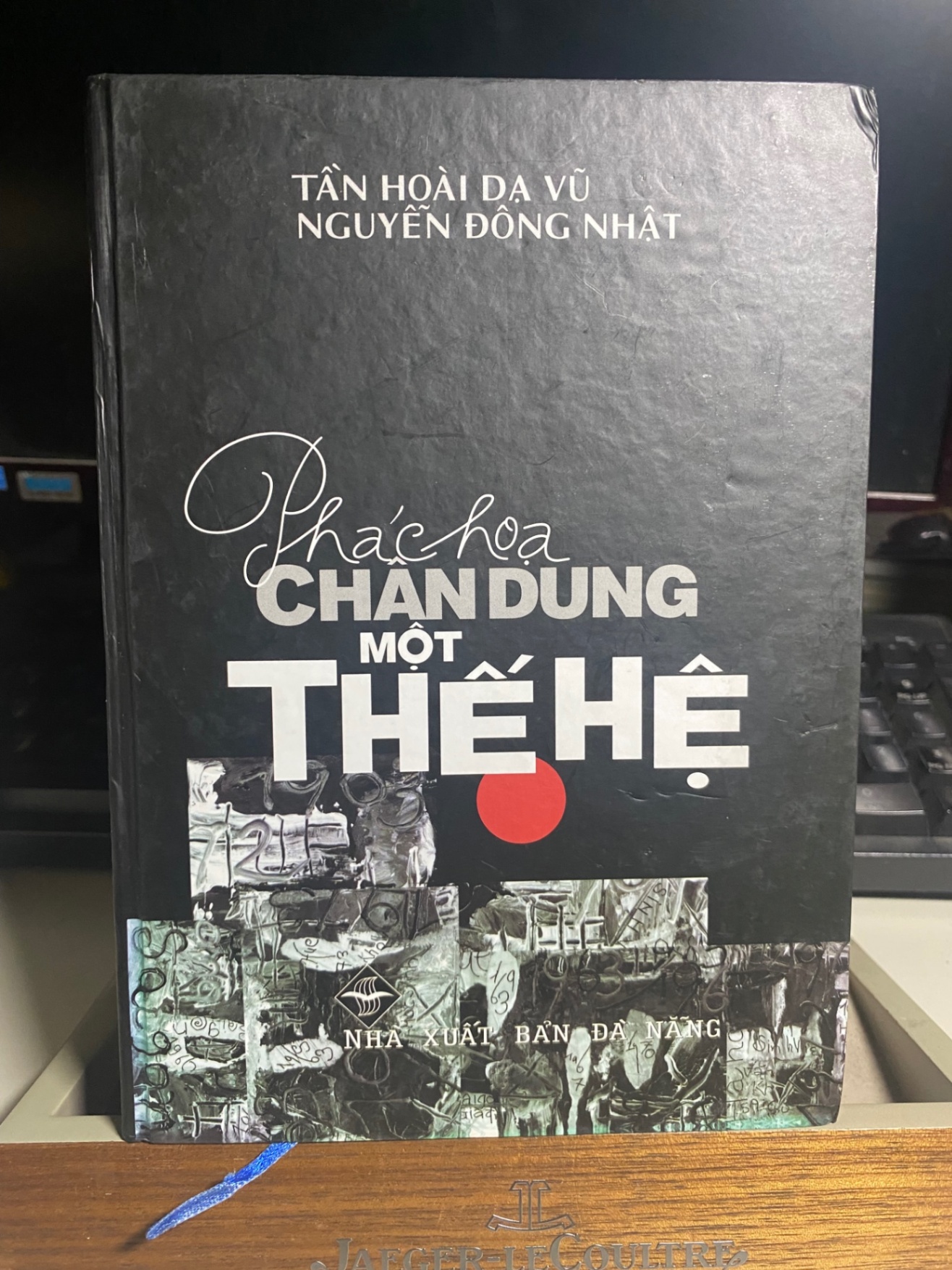 ĐÁP LỜI SÔNG NÚI – PHÁC HỌA CHÂN DUNG MỘT THẾ HỆ -Tác giả: Tần Hoài Dạ Vũ – Nguyễn Đông Nhật -Bìa cứng-NXB Đà Nẵng-Năm XB 2007-637trang STB1059